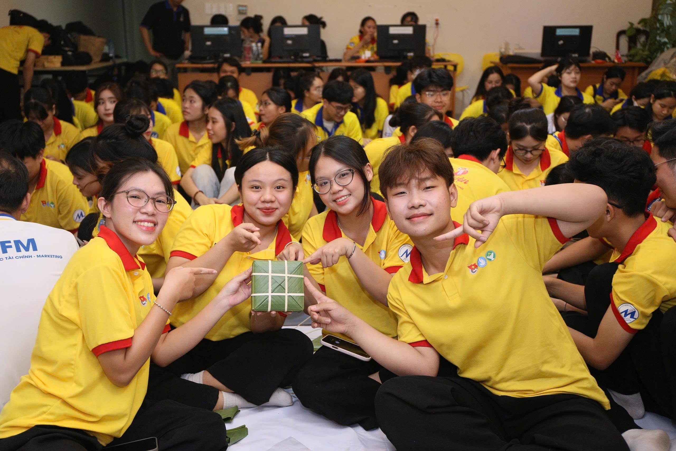 Tết Nguyên đán 2006: Sắc mai, đào, bánh chưng, bánh tét tràn ngập trường ĐH - Ảnh 2.