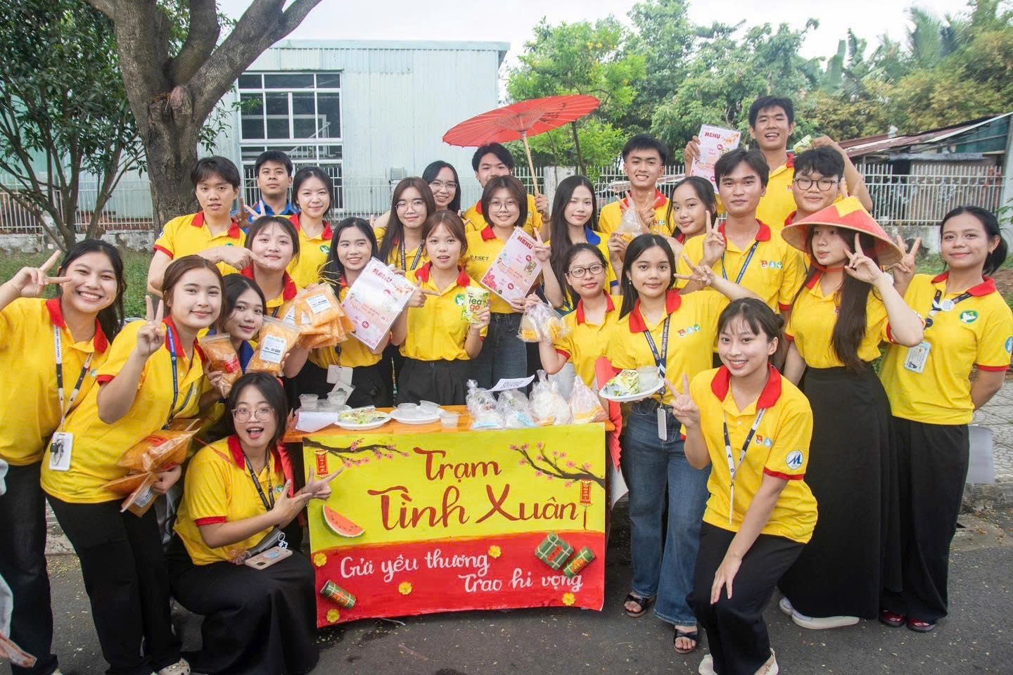 Tết Nguyên đán 2006: Sắc mai, đào, bánh chưng, bánh tét tràn ngập trường ĐH - Ảnh 3.