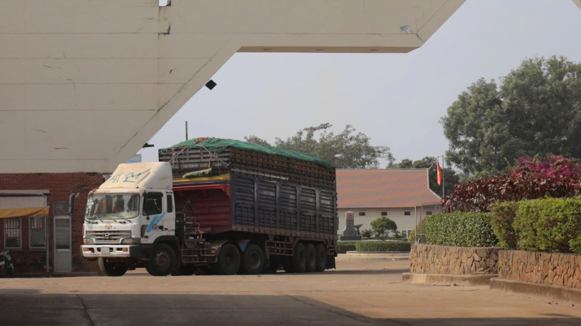 Hàng hóa tại các cửa khẩu ở Tây Ninh đã thông suốt - Ảnh 2.