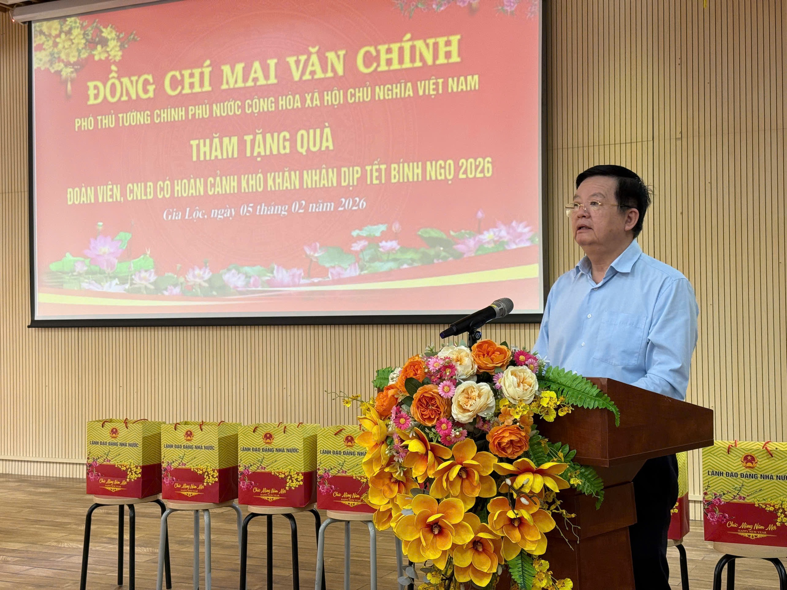 Phó thủ tướng Mai Văn Chính trao quà tết cho công nhân lao động Tây Ninh - Ảnh 1.