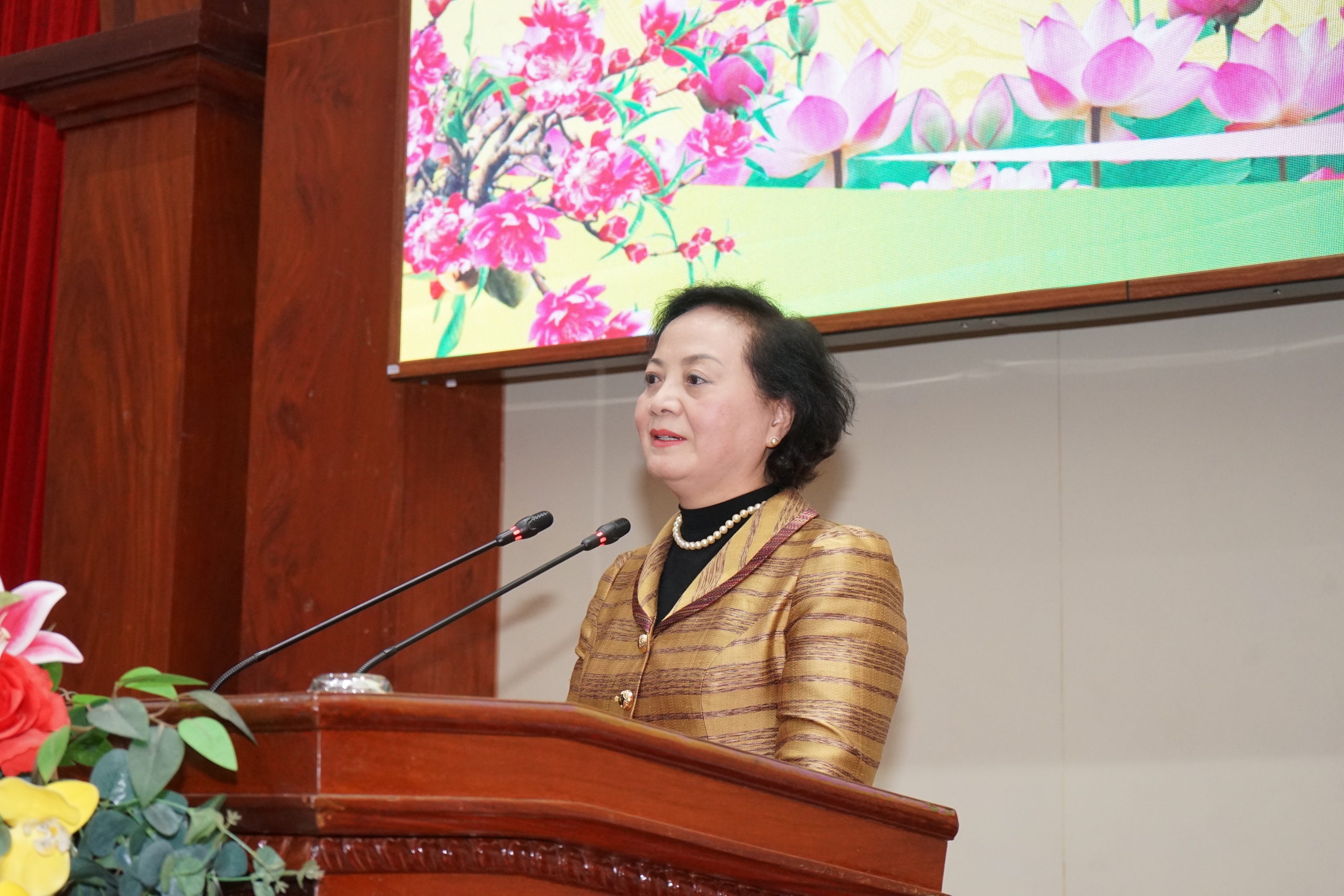 Phó thủ tướng Phạm Thị Thanh Trà trao 100 phần quà tết cho người dân Đồng Tháp - Ảnh 1.