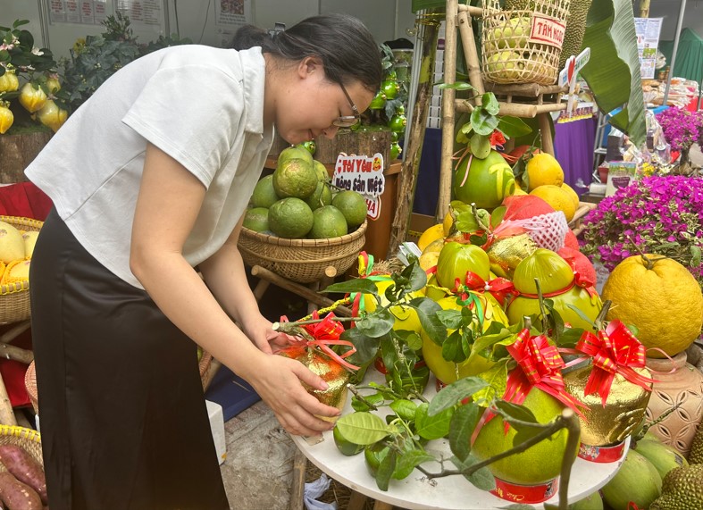 Bưởi mini thỏi v&agrave;ng t&agrave;i lộc 'b&aacute;n bao nhi&ecirc;u cũng hết' dịp tết - Ảnh 1.