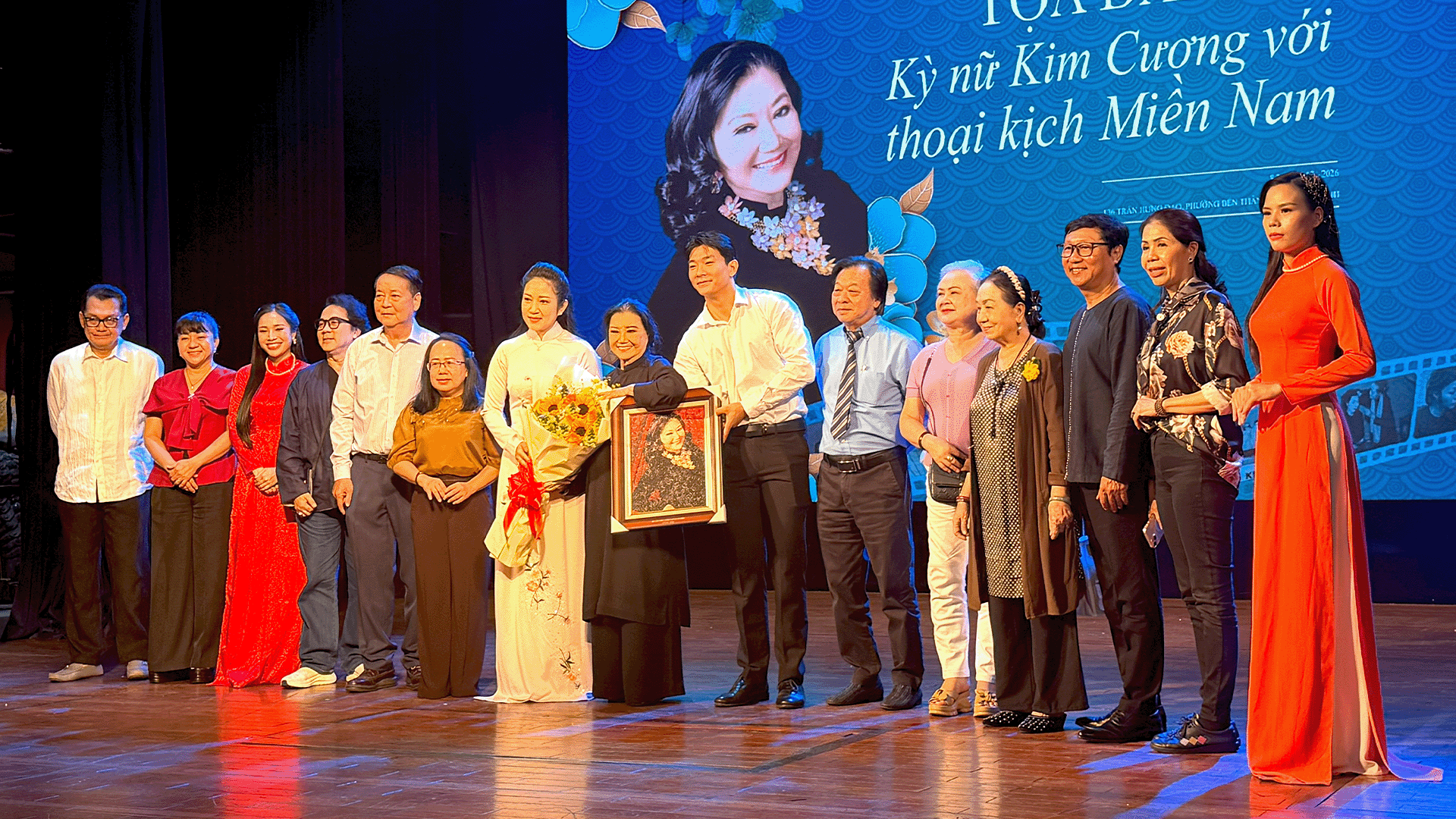 Nghệ sĩ Th&agrave;nh Lộc, Hữu Ch&acirc;u mừng sinh nhật 89 của 'Kỳ nữ' Kim Cương- Ảnh 1.