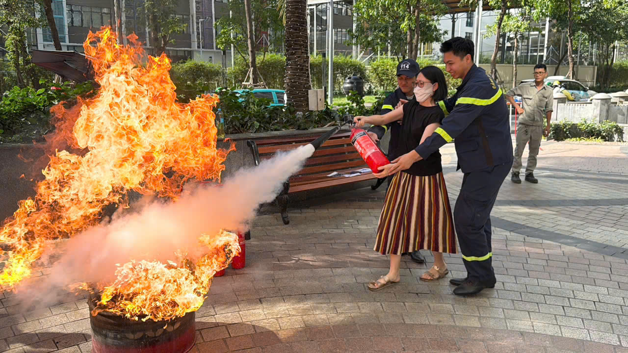 Công an TP . HCM tuyên truyền phòng cháy bằng tiếng Anh cho cư dân quốc tế năm 2026 - Ảnh 2.