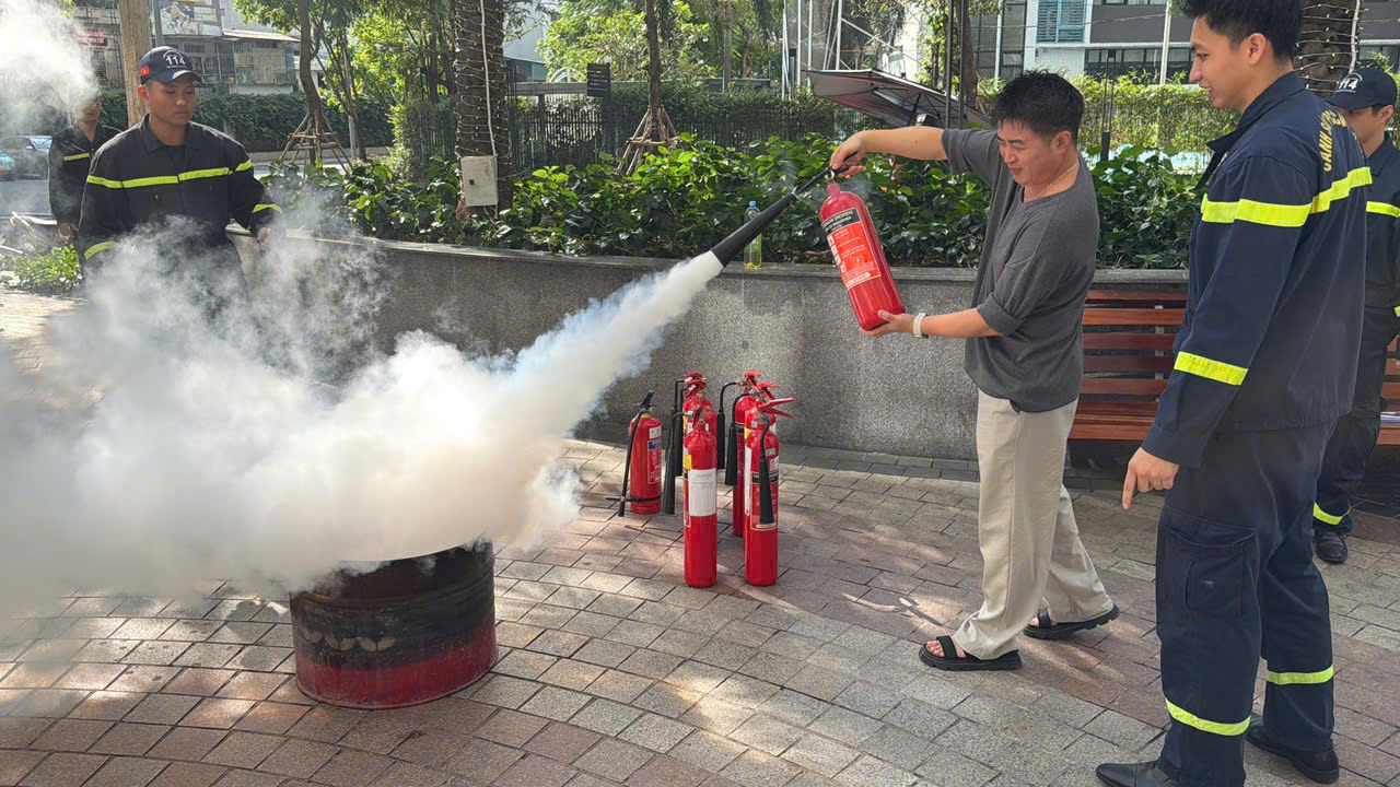 Công an TP . HCM tuyên truyền phòng cháy bằng tiếng Anh cho cư dân quốc tế năm 2026 - Ảnh 3.