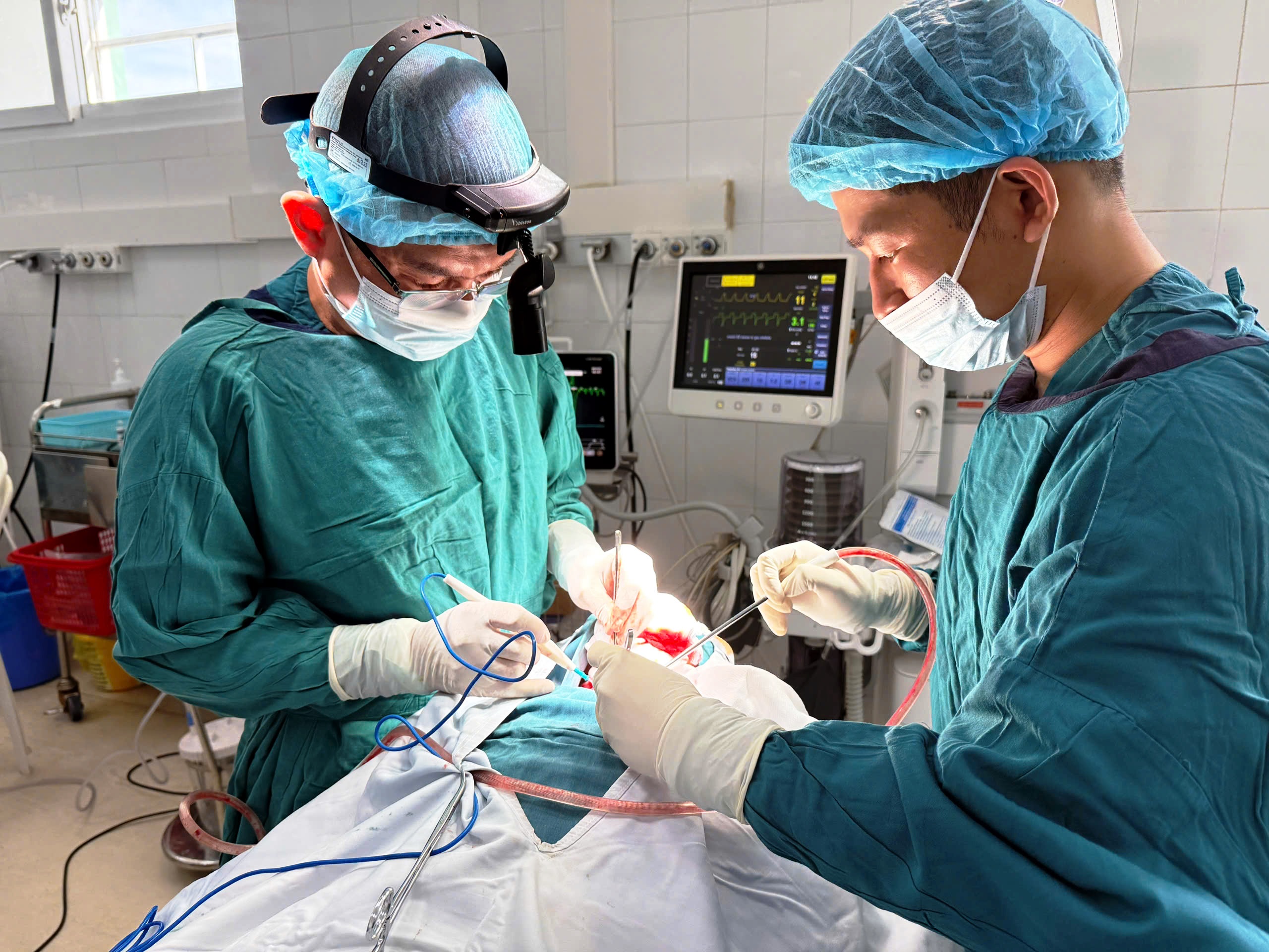 Đà Nẵng: Cứu Sống Người Đàn Ông Bị Máy Cưa Gạch Cắt Đứt Vùng Cổ - Ảnh 1.