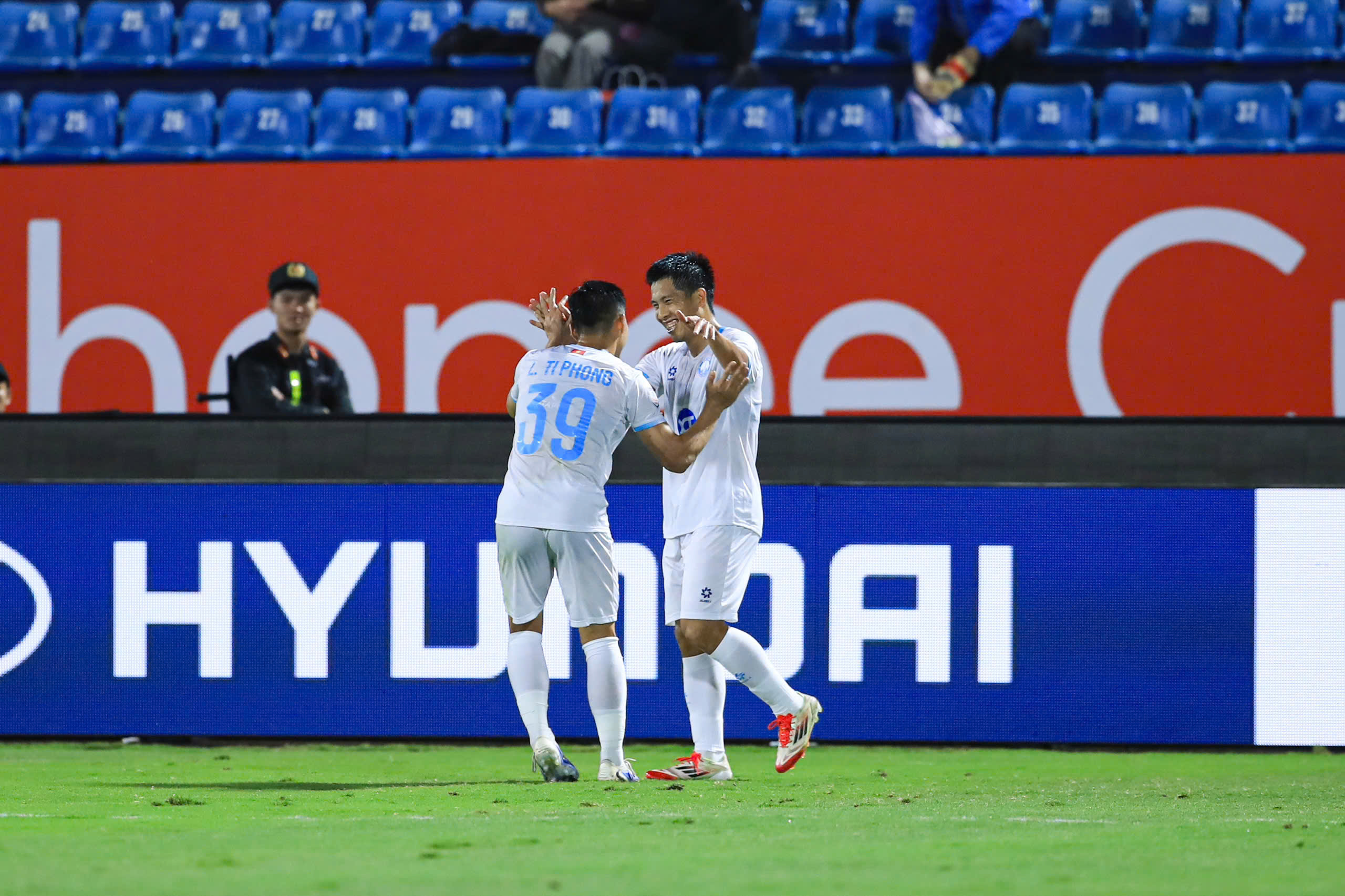 Thiếu Xuân Son, Nam Định hòa đối thủ Malaysia ‘liều lĩnh’ dùng sao nhập tịch lậu: Vẫn vững ngôi đầu!- Ảnh 4.