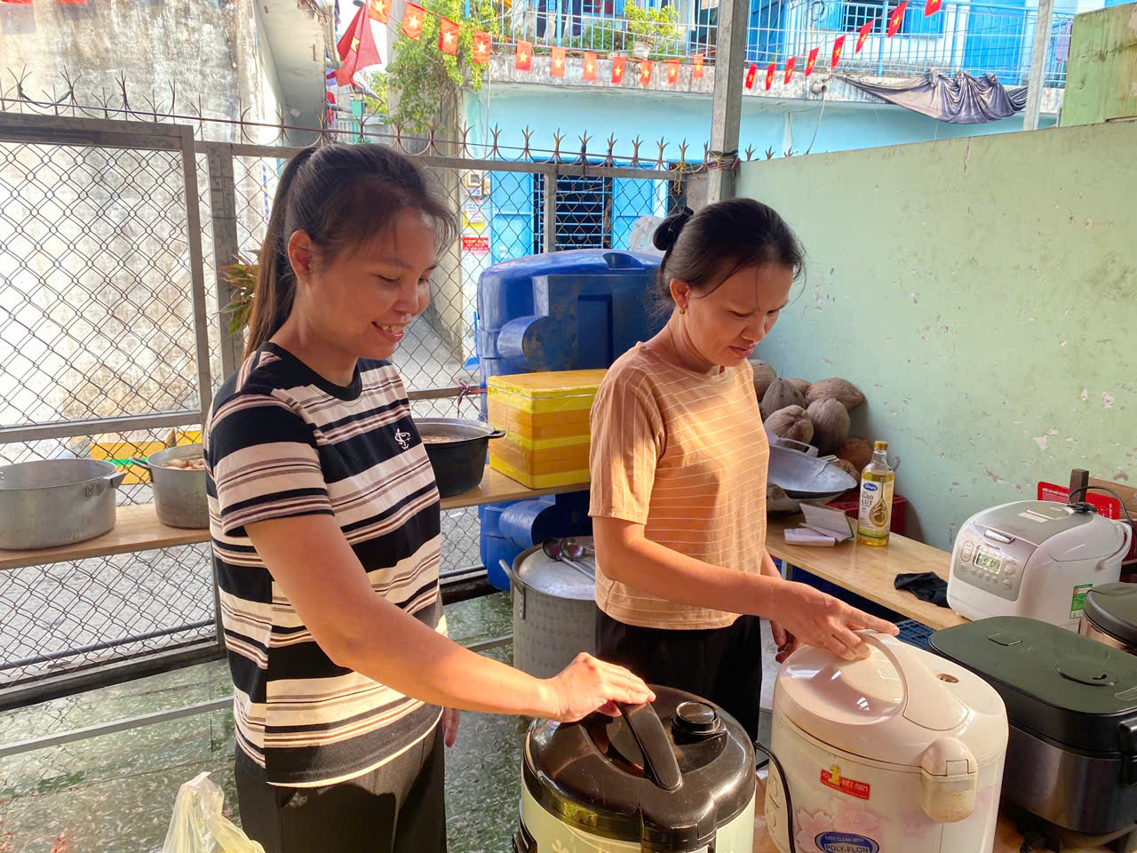 Bữa cơm tất ni&ecirc;n đ&atilde;i người thu&ecirc; của chủ trọ với quy định đặc biệt ở TP.HCM - Ảnh 2.