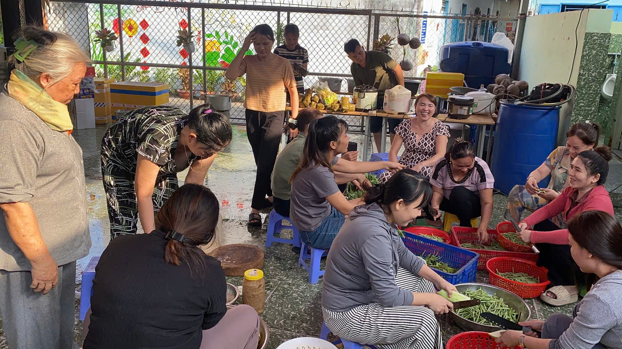 Bữa cơm tất ni&ecirc;n đ&atilde;i người thu&ecirc; của chủ trọ với quy định đặc biệt ở TP.HCM - Ảnh 3.