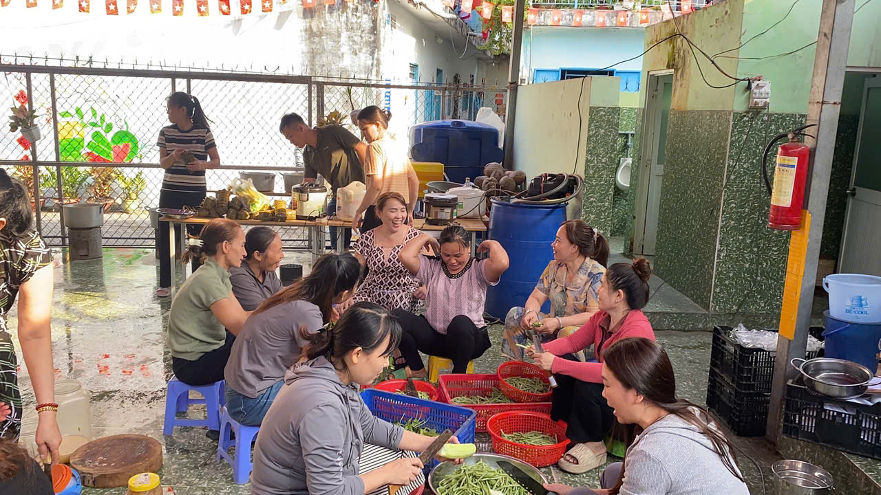 Bữa cơm tất ni&ecirc;n đ&atilde;i người thu&ecirc; của chủ trọ với quy định đặc biệt ở TP.HCM - Ảnh 1.