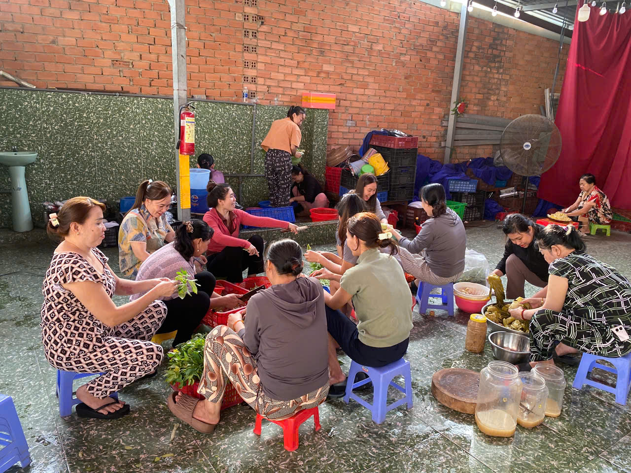 Bữa cơm tất ni&ecirc;n đ&atilde;i người thu&ecirc; của chủ trọ với quy định đặc biệt ở TP.HCM - Ảnh 4.