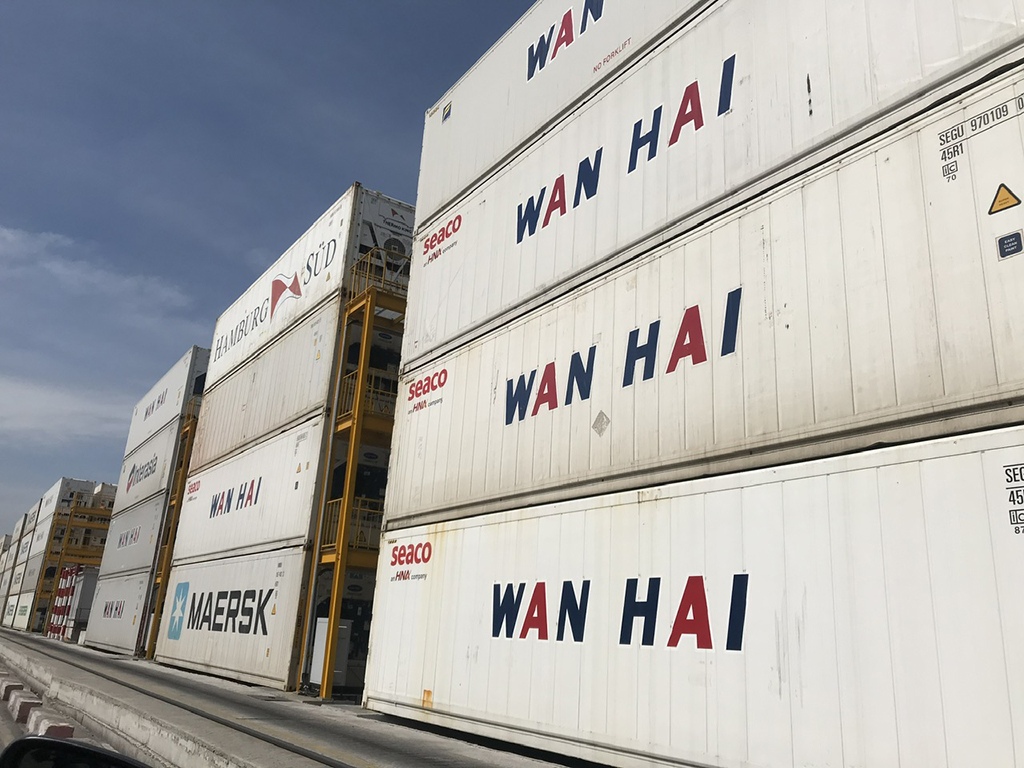 Nhiều container hàng bị kẹt ở cảng đã được 'kéo' về- Ảnh 2.