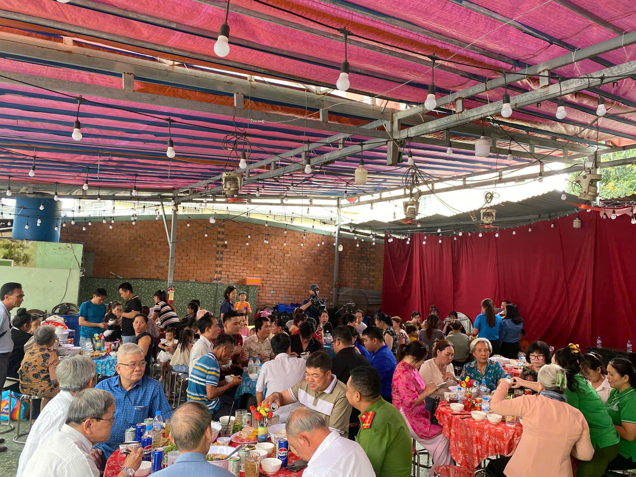 Bữa cơm tất ni&ecirc;n đ&atilde;i người thu&ecirc; của chủ trọ với quy định đặc biệt ở TP.HCM - Ảnh 5.