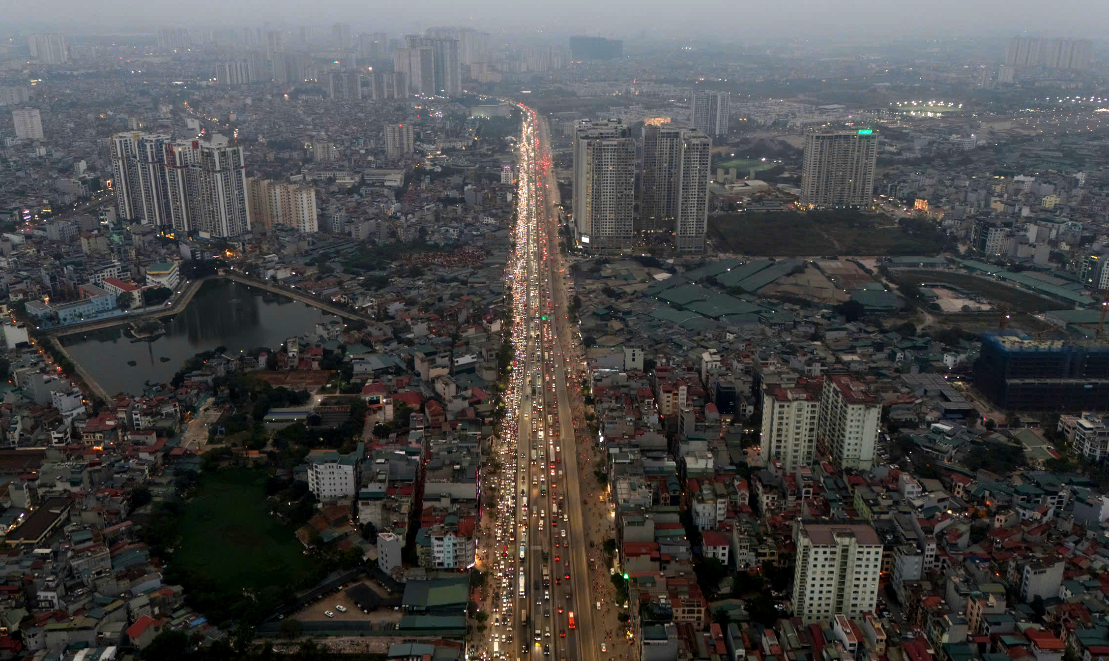 Đường phố Hà Nội ùn tắc kinh hoàng những ngày cận tết Nguyên đán- Ảnh 1.