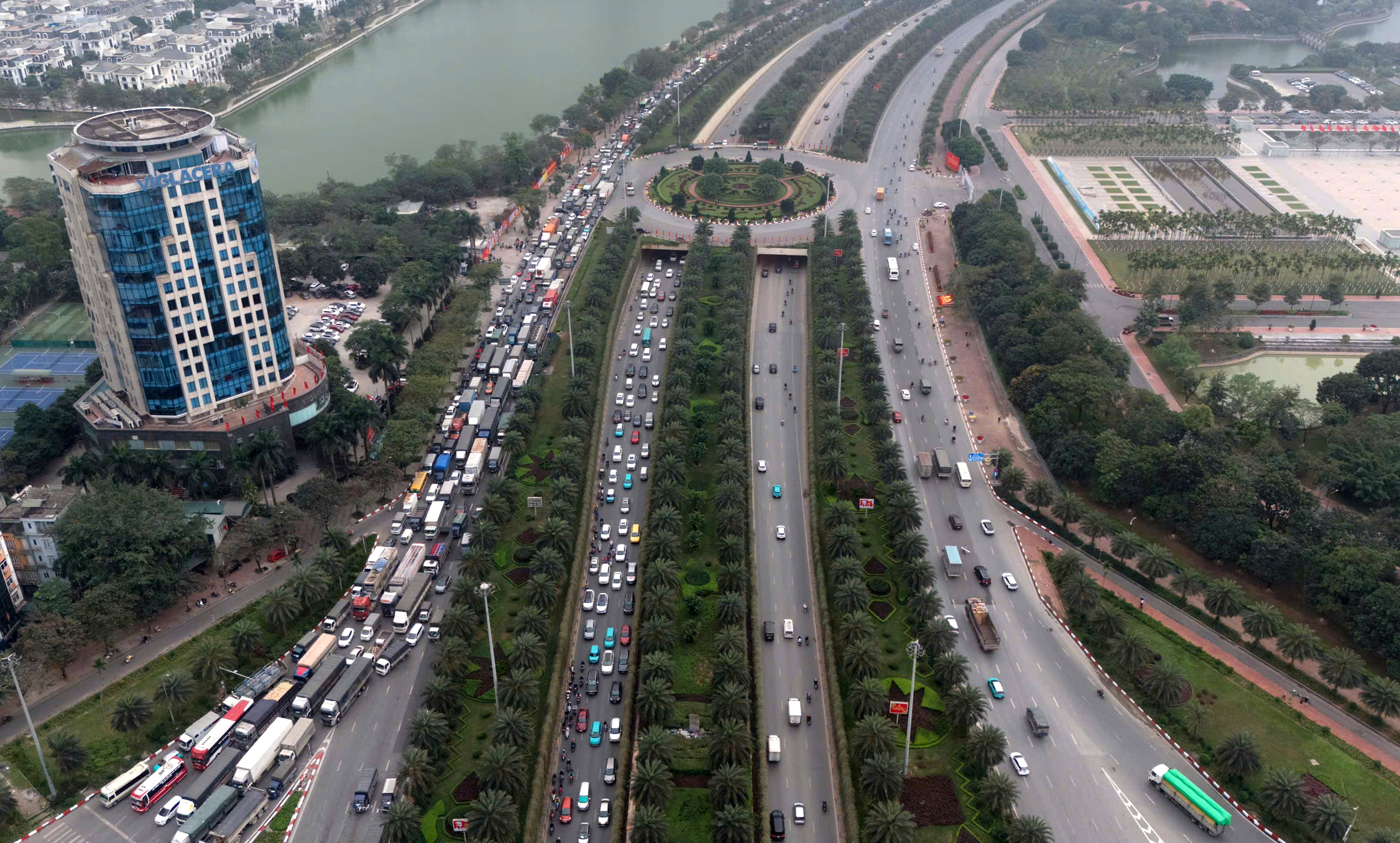 Đường phố Hà Nội ùn tắc kinh hoàng những ngày cận tết Nguyên đán- Ảnh 16.