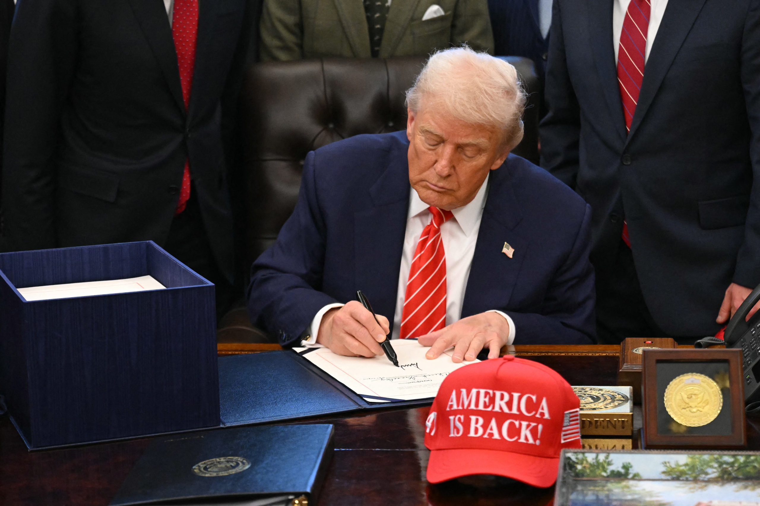 Ông Trump ký sắc lệnh chọn lọc các quốc gia được mua vũ khí Mỹ - Ảnh 1.