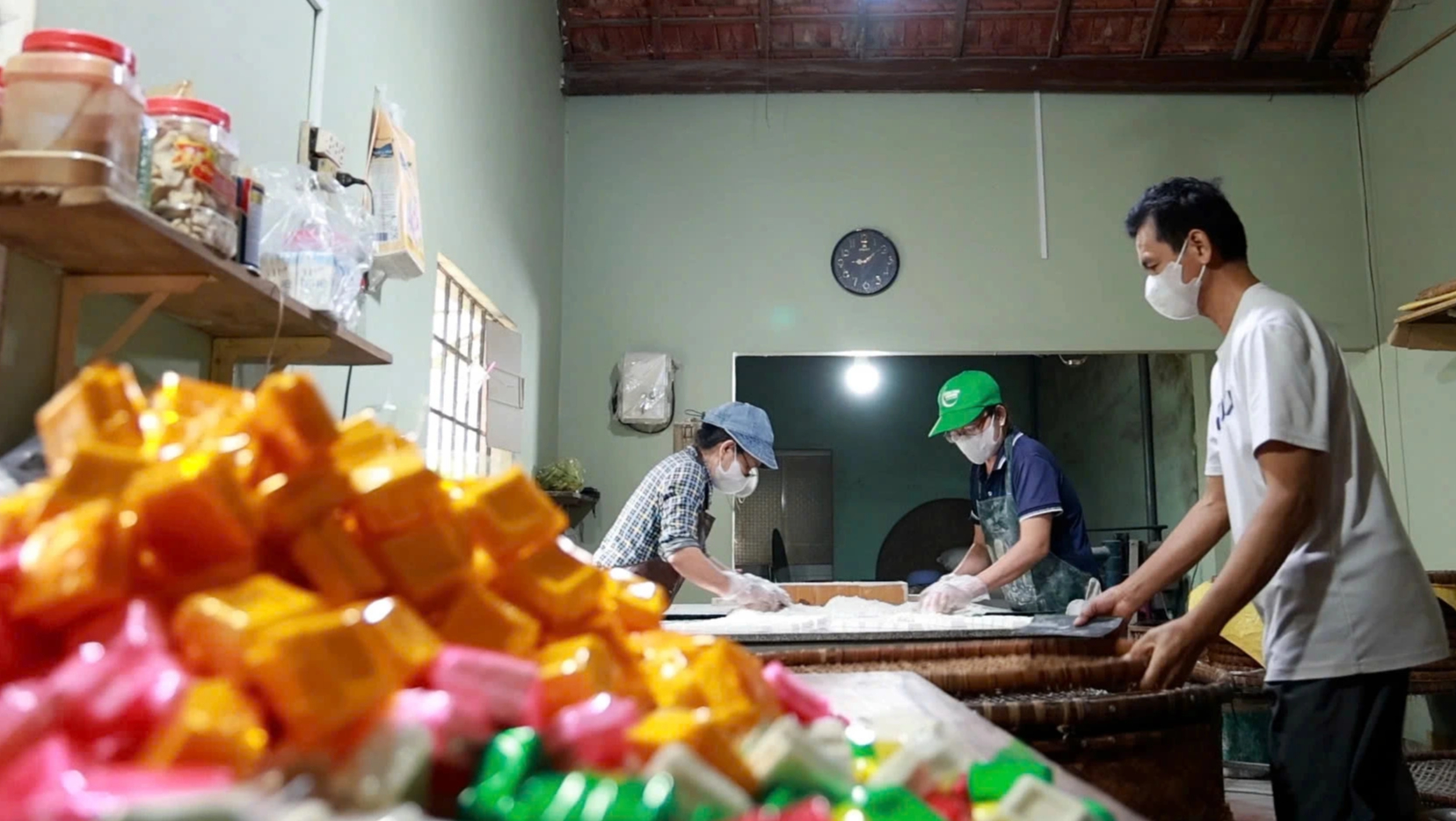 C&ograve;n m&atilde;i hương vị b&aacute;nh in, tiếng khung dệt nơi phố cổ Thu X&agrave; - Ảnh 1.