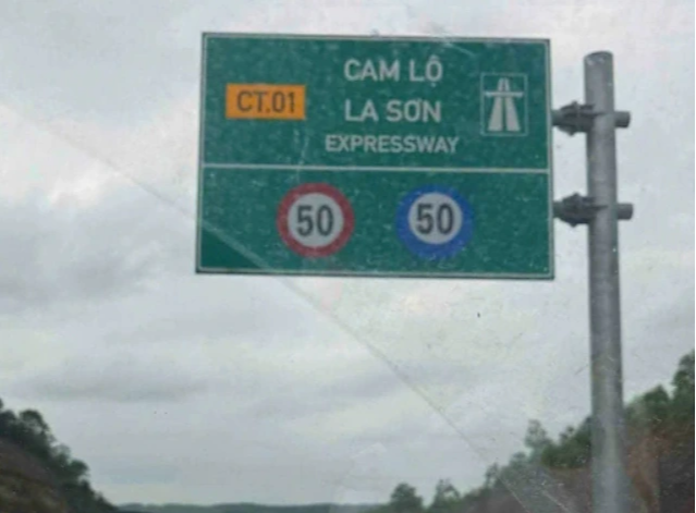 Xử lý biển báo khó hiểu trên cao tốc Cam Lộ - La Sơn - Ảnh 2.