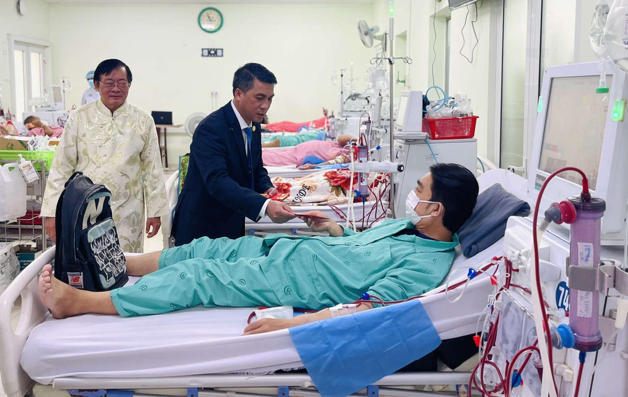 Bất ngờ dàn nghệ sĩ nổi tiếng 'đổ bộ' Bệnh viện Chợ Rẫy - Ảnh 7.