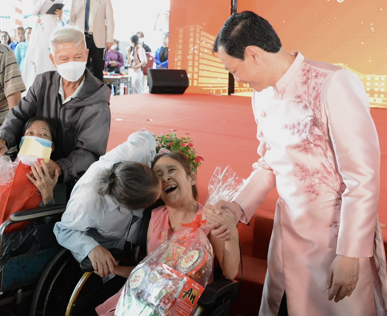 Bất ngờ dàn nghệ sĩ nổi tiếng 'đổ bộ' Bệnh viện Chợ Rẫy - Ảnh 8.