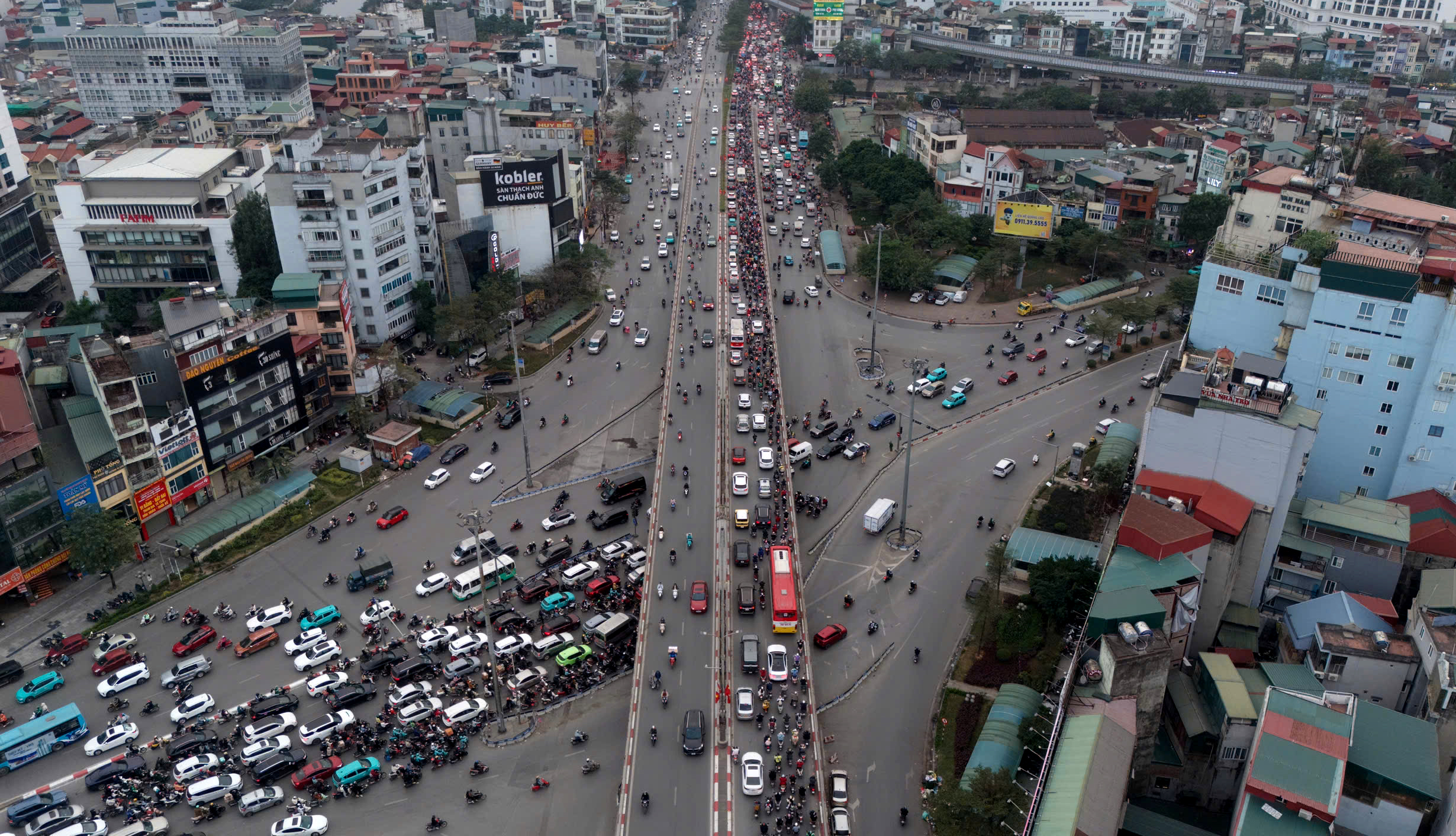 Đường phố Hà Nội ùn tắc kinh hoàng những ngày cận tết Nguyên đán- Ảnh 13.