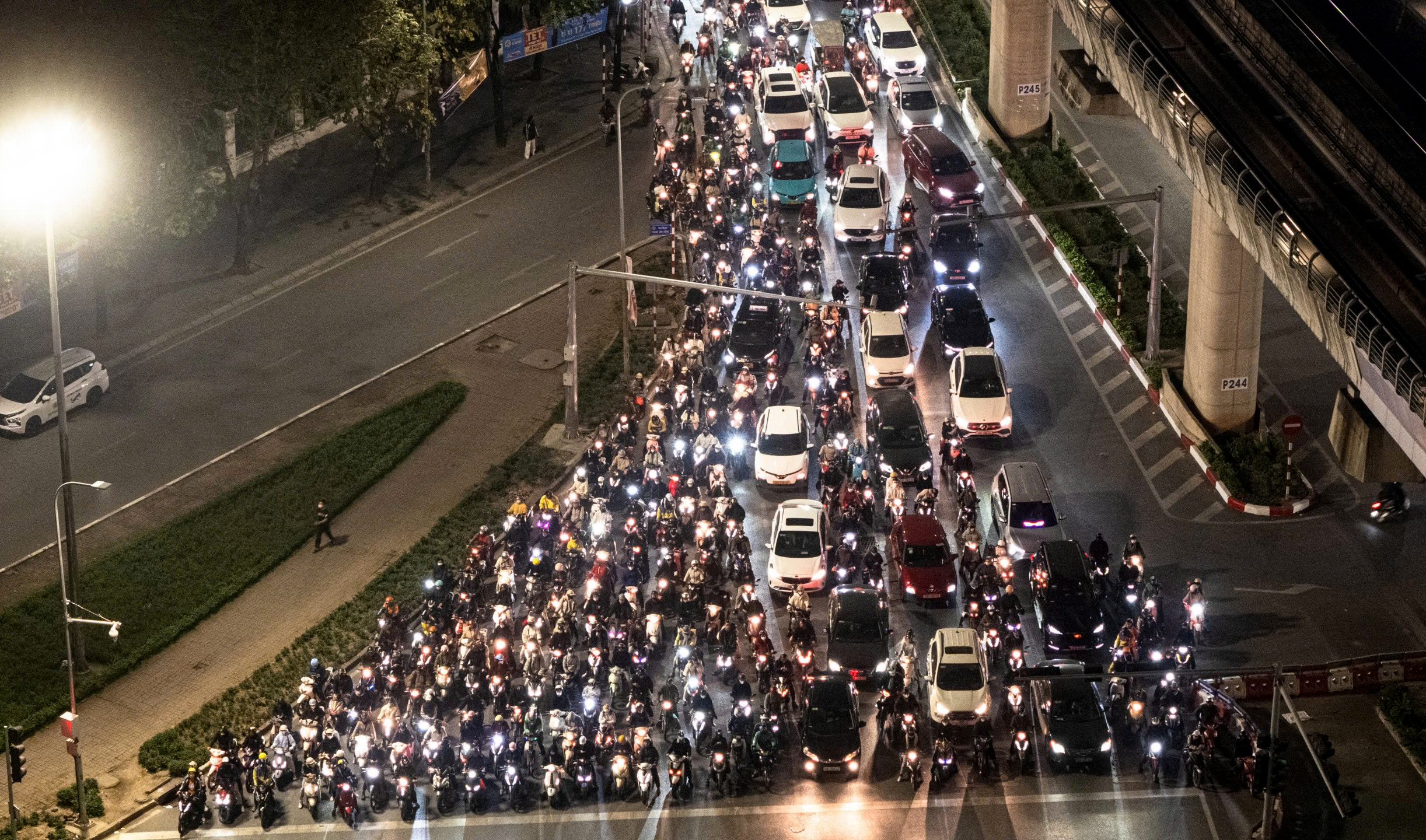 Đường phố Hà Nội ùn tắc kinh hoàng những ngày cận tết Nguyên đán- Ảnh 21.