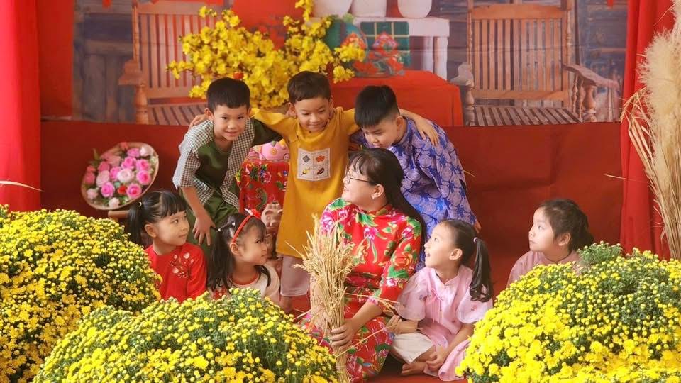 Giáo viên TP.HCM bắt đầu nhận tiền quà Tết trị giá 2 triệu đồng/người - Ảnh 1.