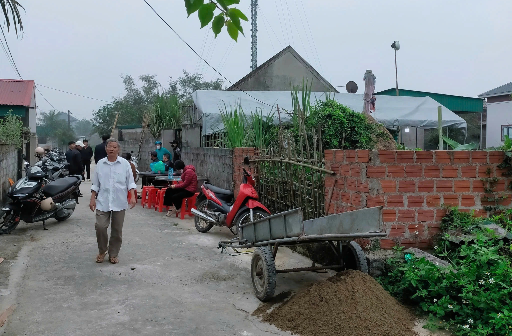 3 người tử vong nghi ngạt khí do đốt than sưởi ấm trong phòng ngủ- Ảnh 1.