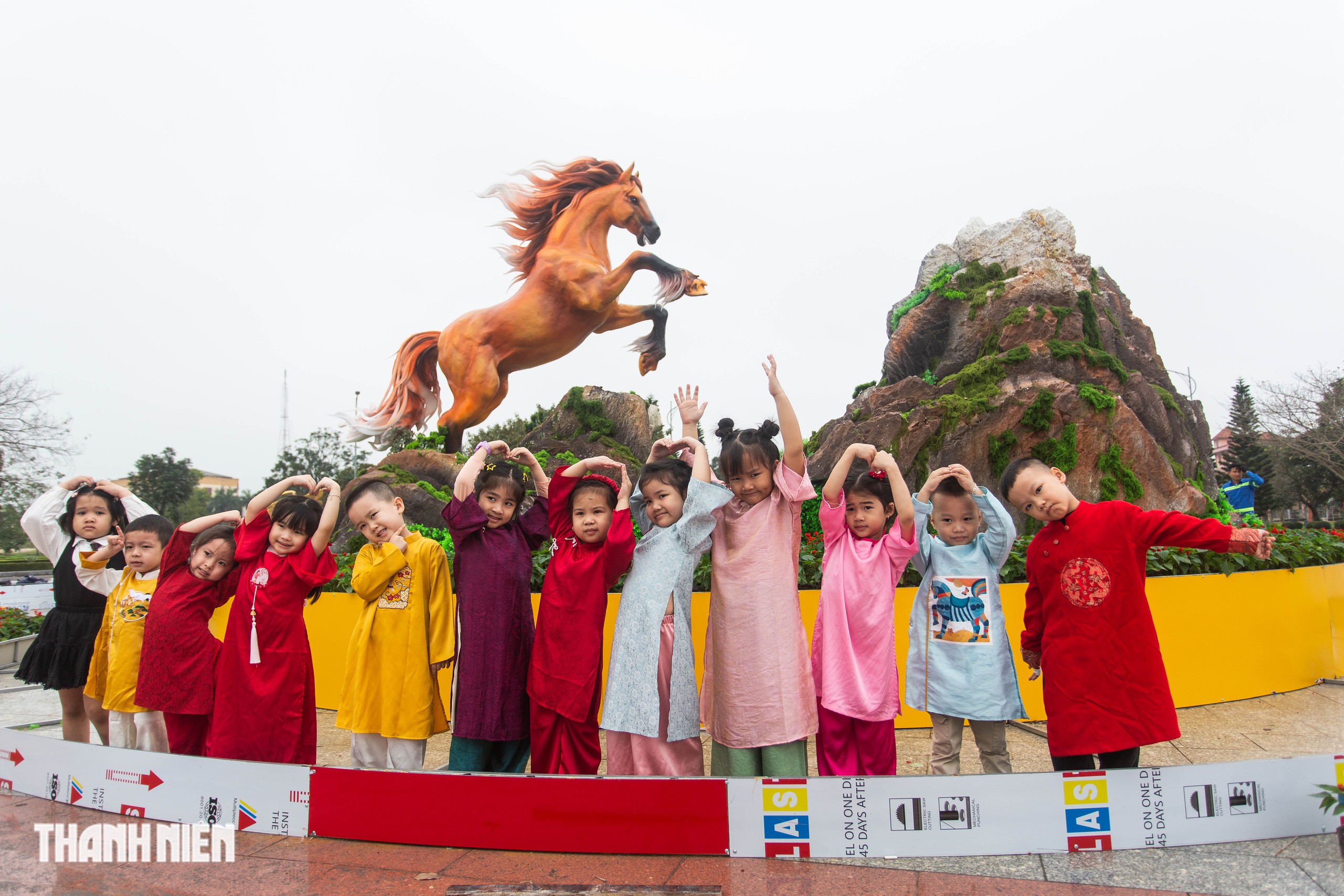 'Bộ sưu tập' linh vật ngựa của nghệ nh&acirc;n Đinh Văn T&acirc;m tại qu&ecirc; nh&agrave; Quảng Trị - Ảnh 2.