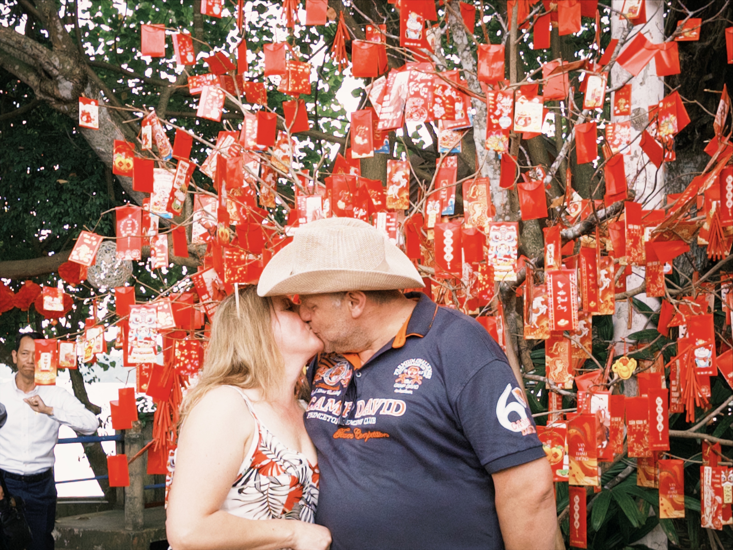 Miền Tây tấp nập khách nước ngoài về ăn tết- Ảnh 1.