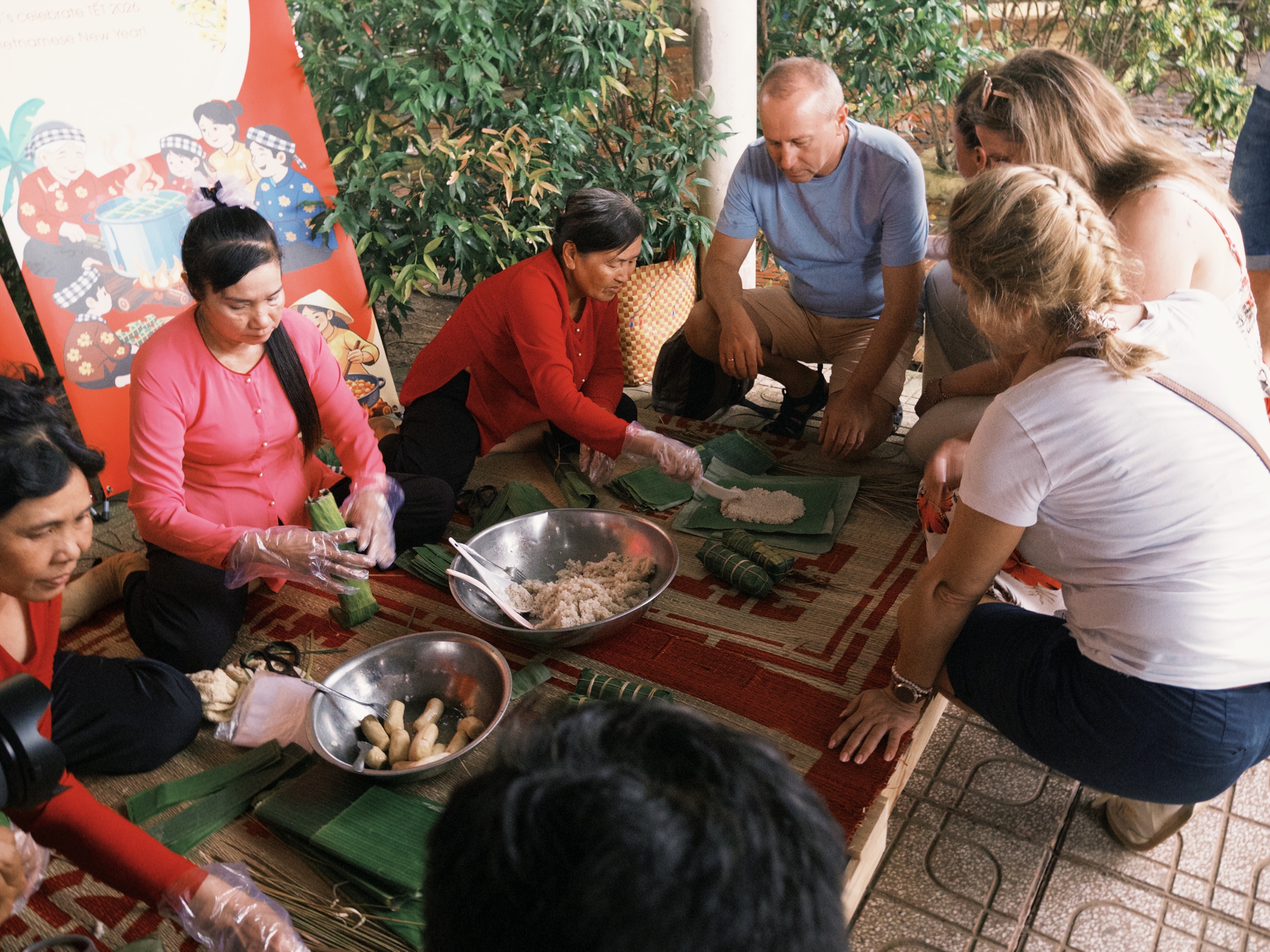 Miền Tây tấp nập khách nước ngoài về ăn tết- Ảnh 2.