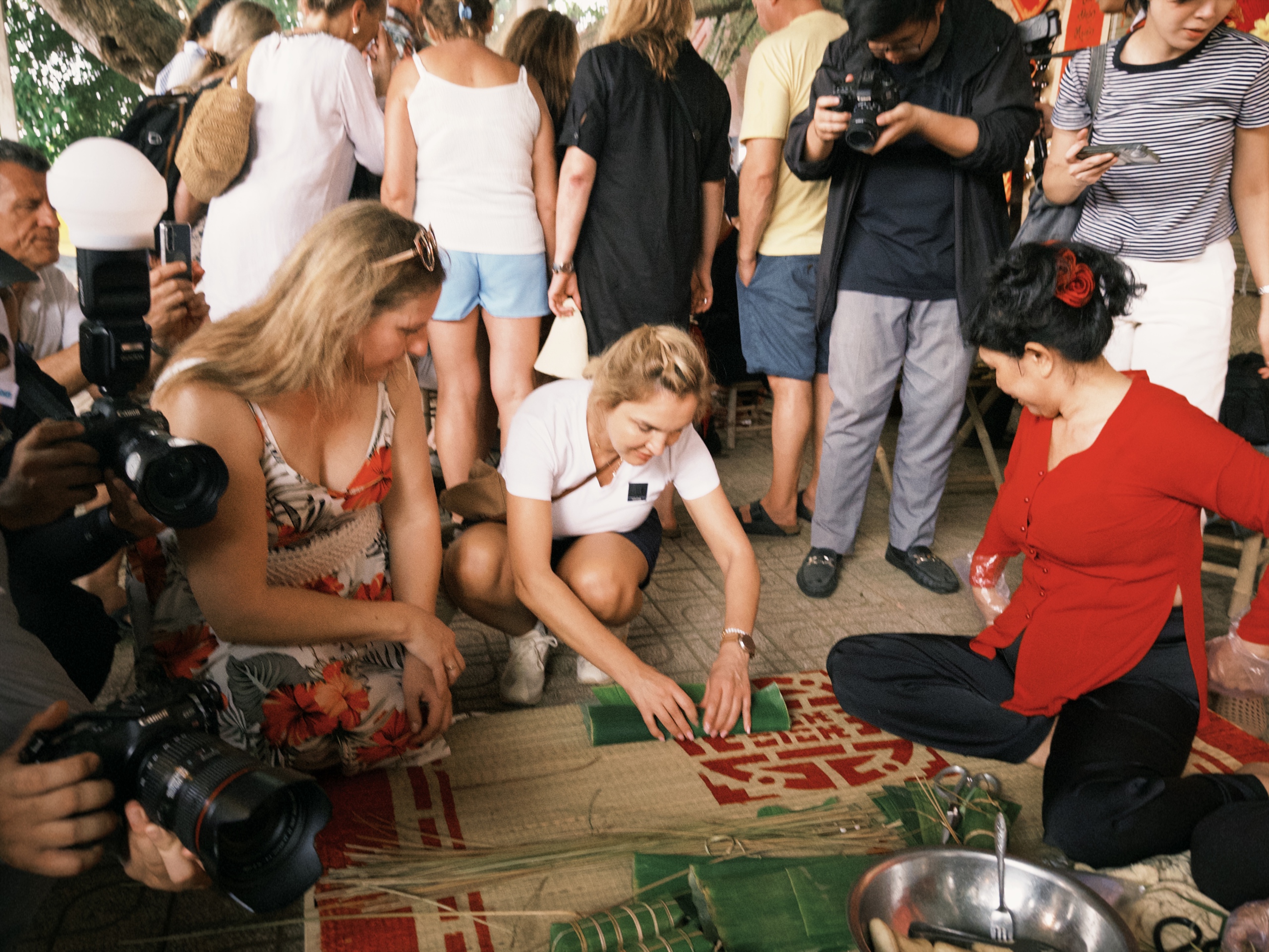 Miền Tây tấp nập khách nước ngoài về ăn tết- Ảnh 4.