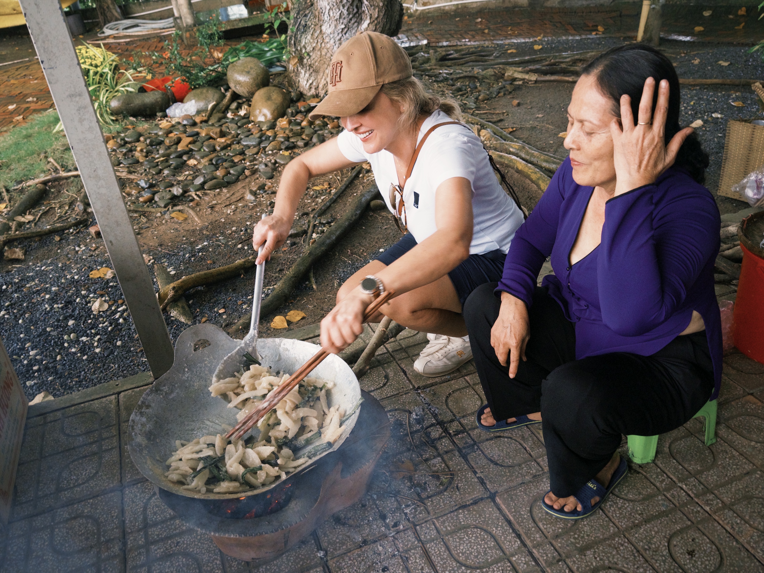 Miền Tây tấp nập khách nước ngoài về ăn tết- Ảnh 3.