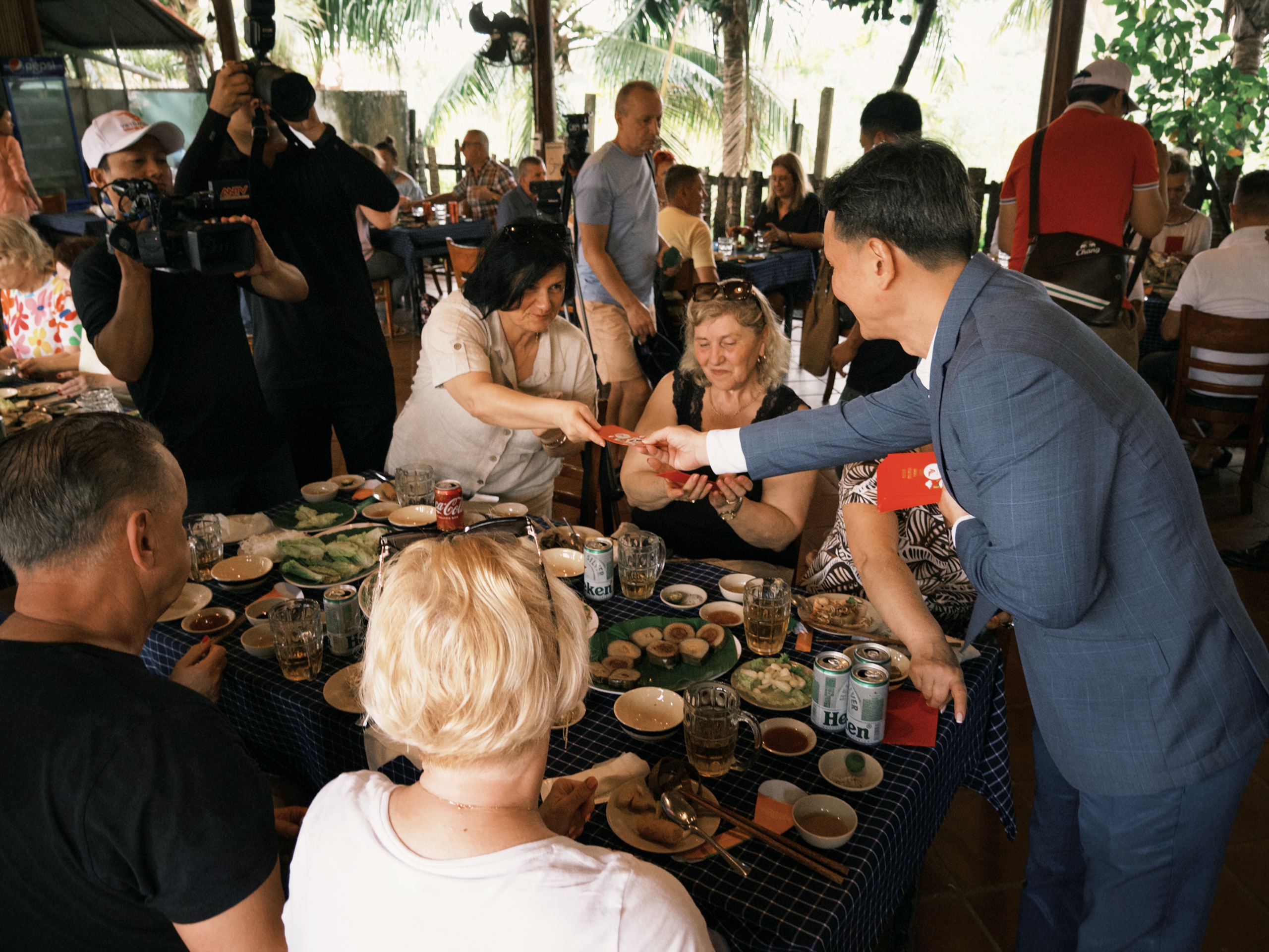 Miền Tây tấp nập khách nước ngoài về ăn tết- Ảnh 8.