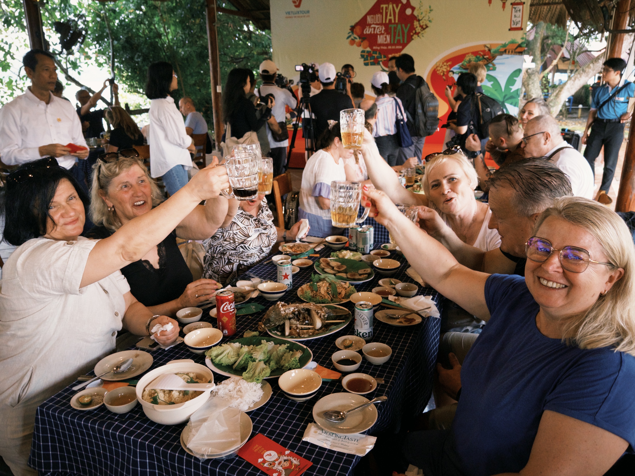 Miền Tây tấp nập khách nước ngoài về ăn tết- Ảnh 7.