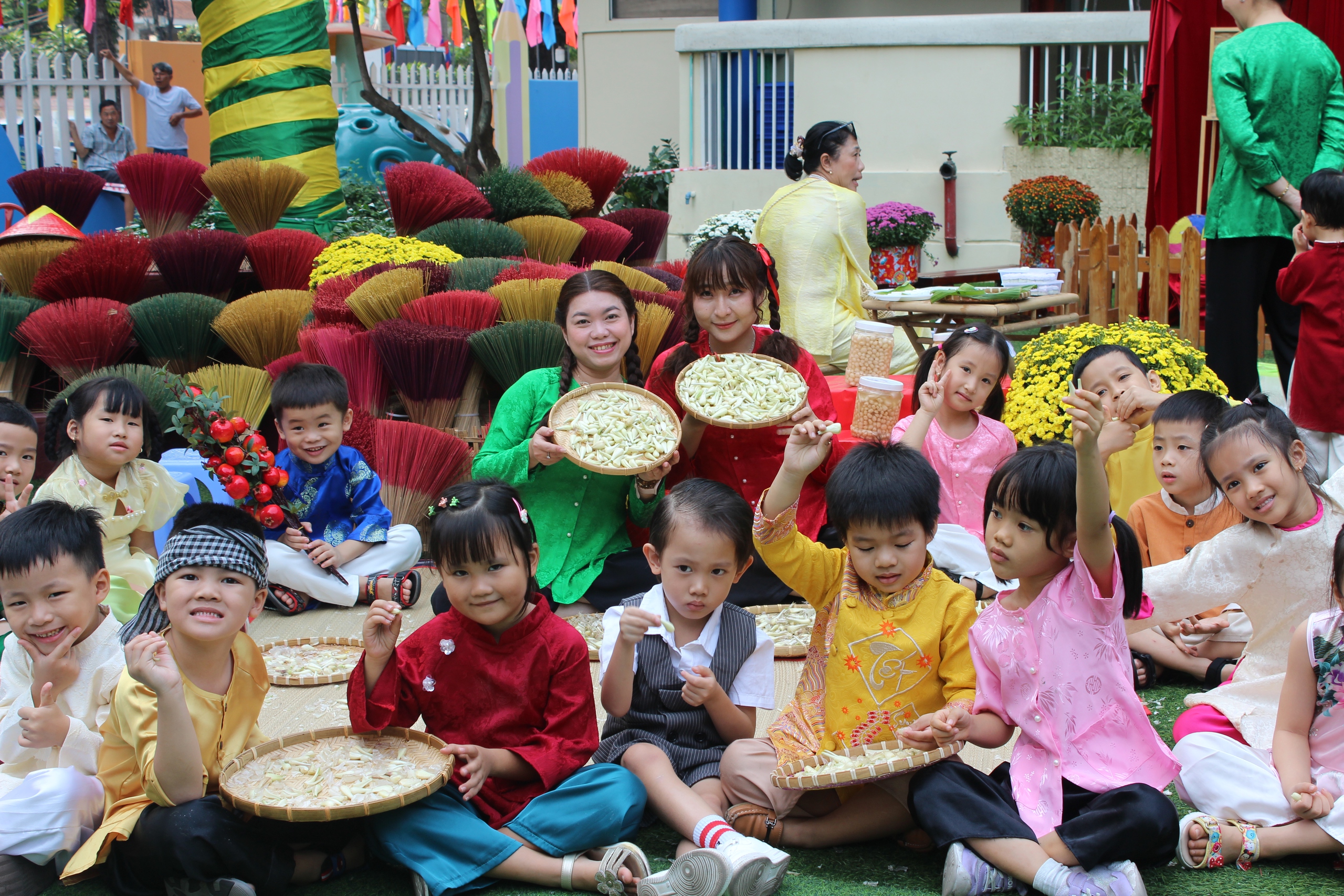 Trước kỳ nghỉ Tết Nguyên đán 2026: Trường học nhộn nhịp hội xuân - Ảnh 1.