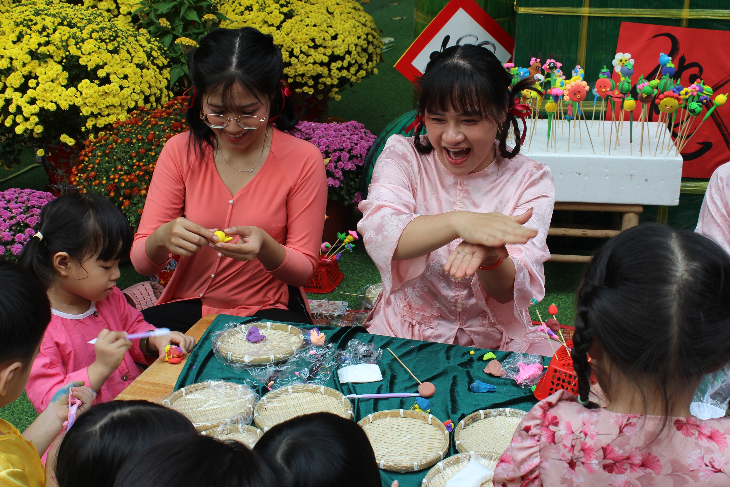 Trước kỳ nghỉ Tết Nguyên đán 2026: Trường học nhộn nhịp hội xuân - Ảnh 4.