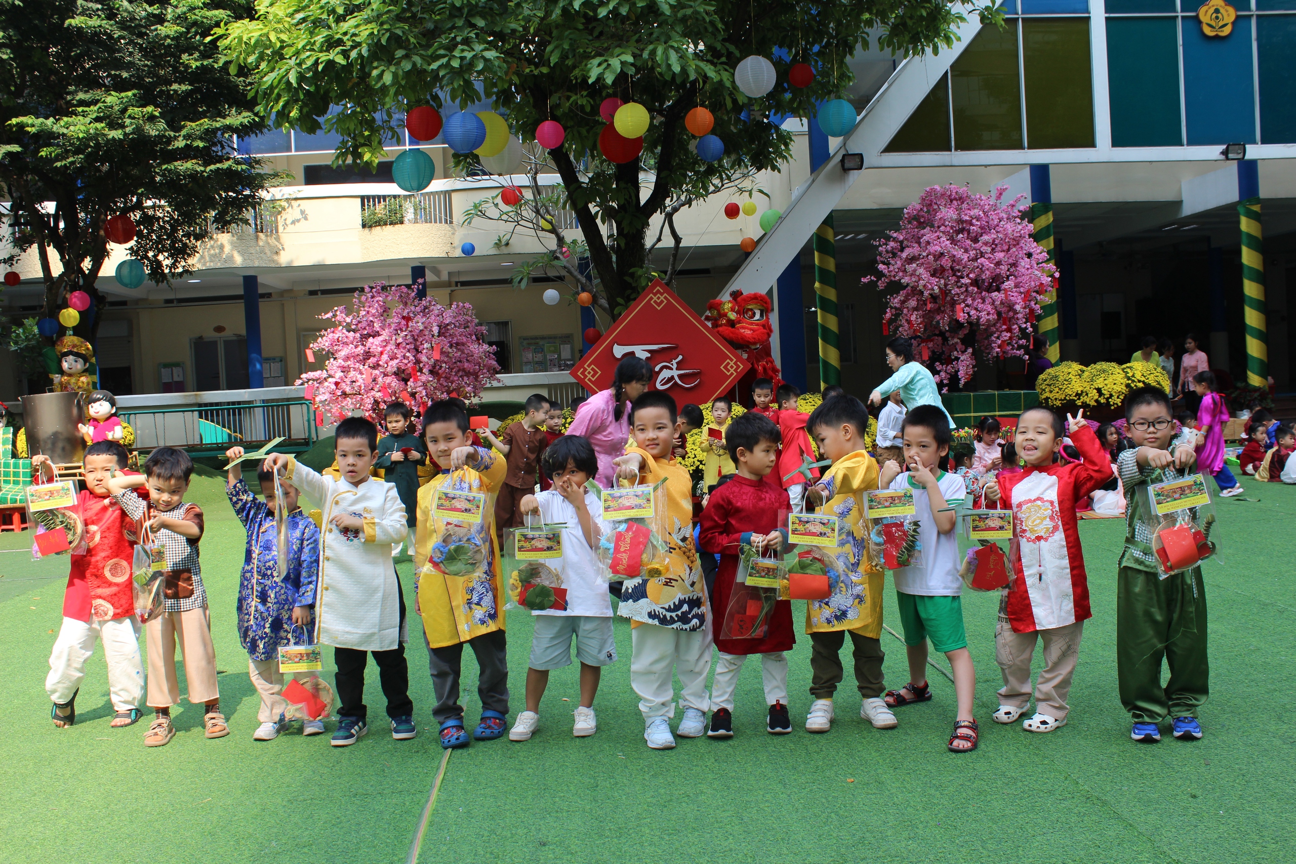 Trước kỳ nghỉ Tết Nguyên đán 2026: Trường học nhộn nhịp hội xuân - Ảnh 3.