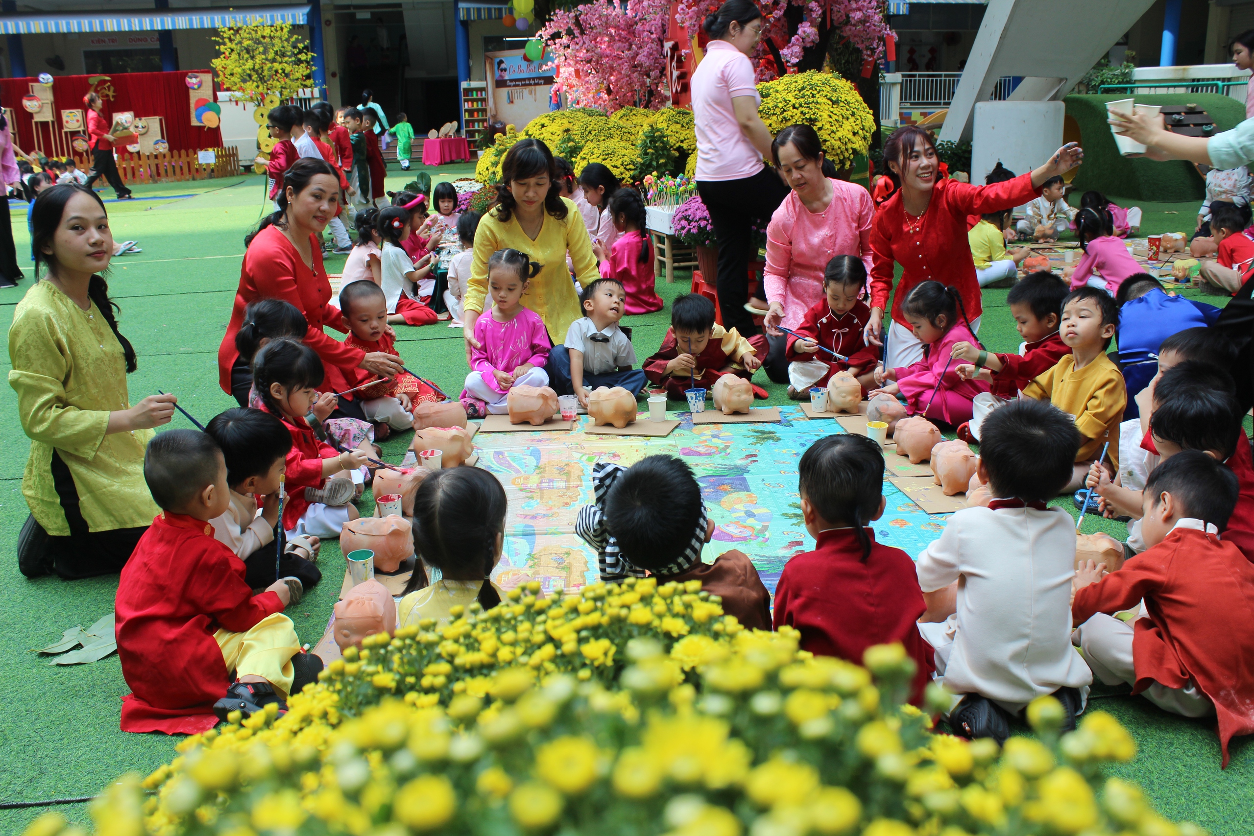 Trước kỳ nghỉ Tết Nguyên đán 2026: Trường học nhộn nhịp hội xuân - Ảnh 2.