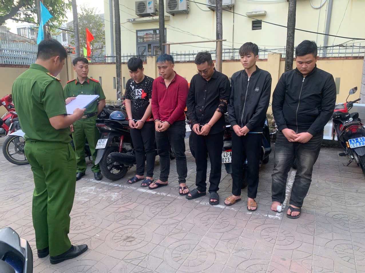 Khởi tố nhóm thanh niên nhậu say rồi đuổi đánh người đi đường, cướp tài sản- Ảnh 1.