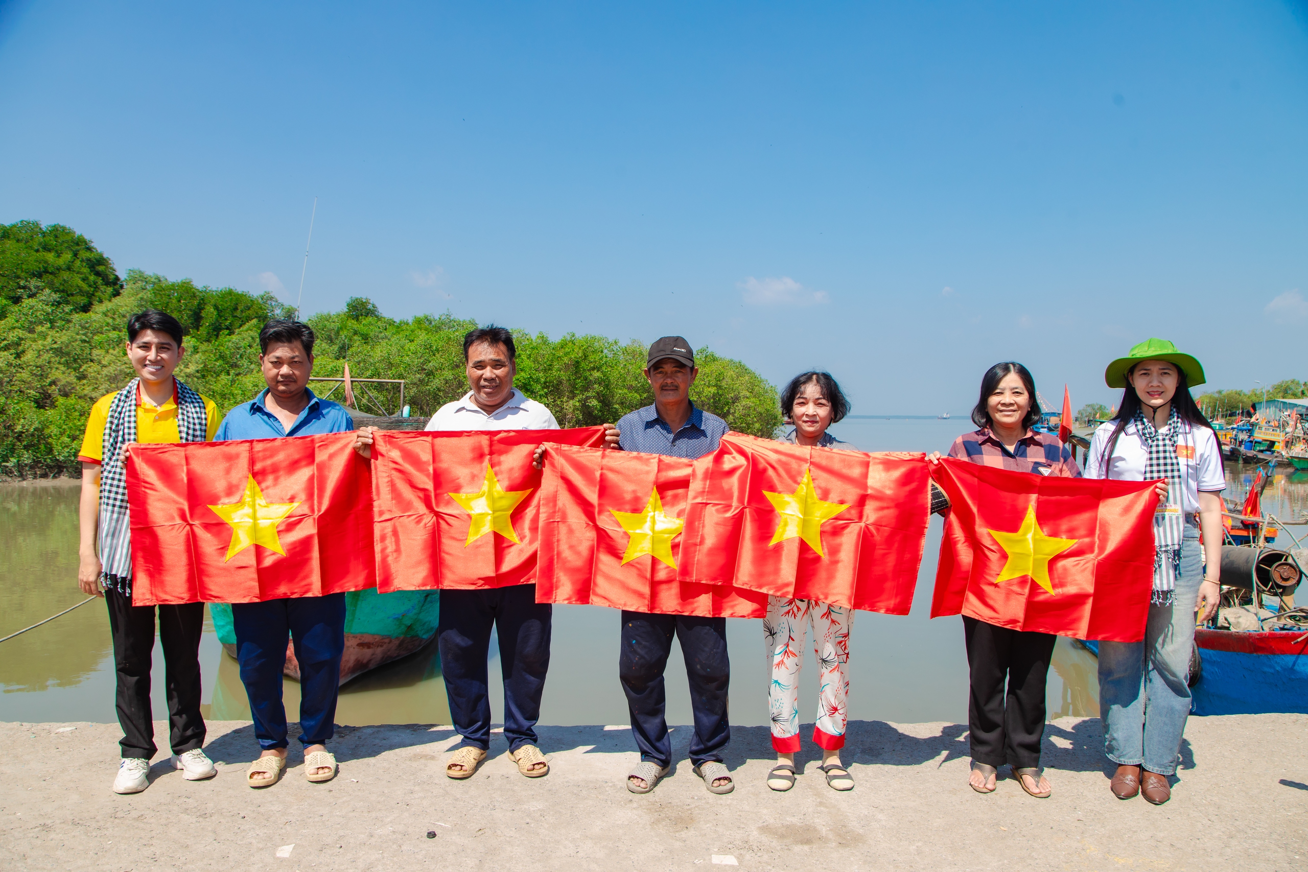 Mang sắc xu&acirc;n t&igrave;nh nguyện đến với biển, đảo - Ảnh 1.