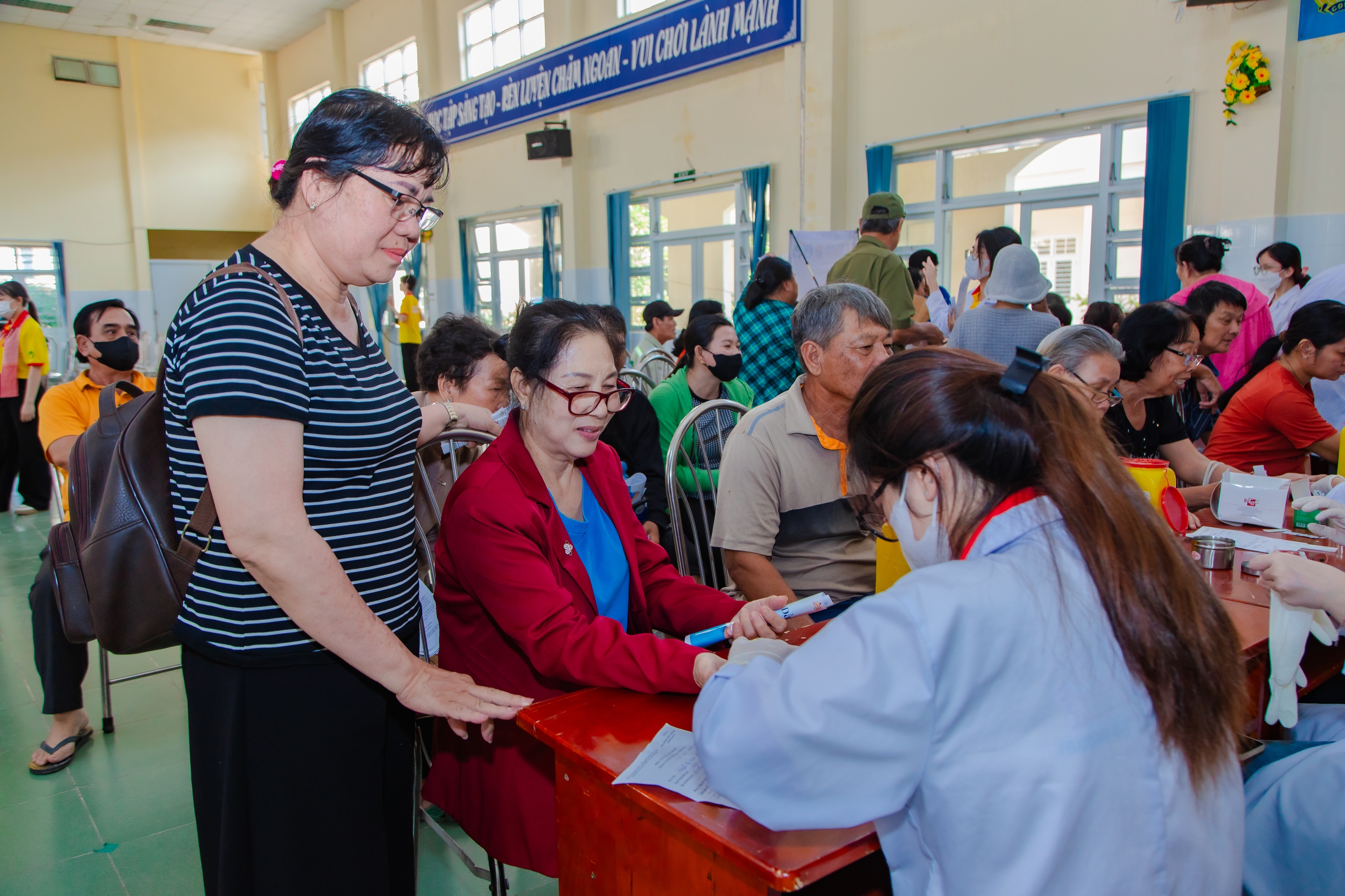 Mang sắc xu&acirc;n t&igrave;nh nguyện đến với biển, đảo - Ảnh 6.