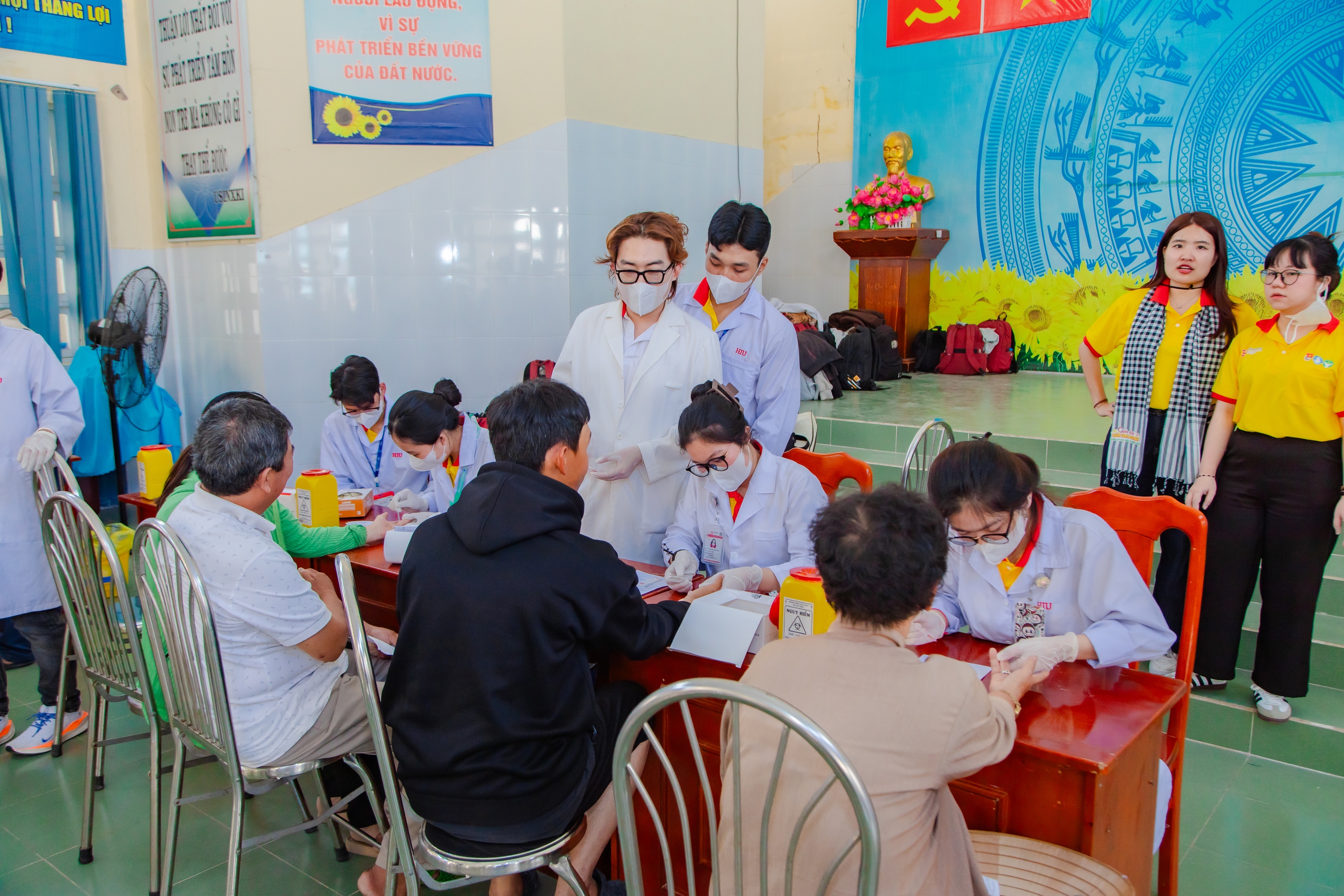 Mang sắc xu&acirc;n t&igrave;nh nguyện đến với biển, đảo - Ảnh 5.