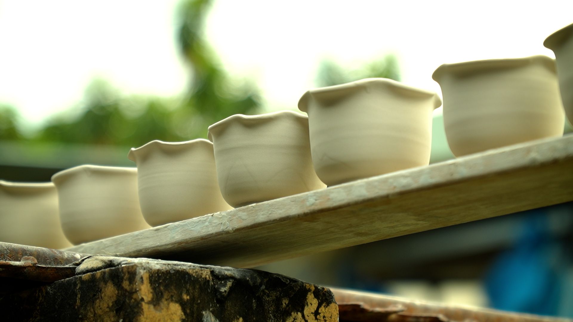 L&agrave;ng gốm L&aacute;i Thi&ecirc;u ng&agrave;y gi&aacute;p tết: Chuyện giữ lửa nghề của 2 thế hệ - Ảnh 4.