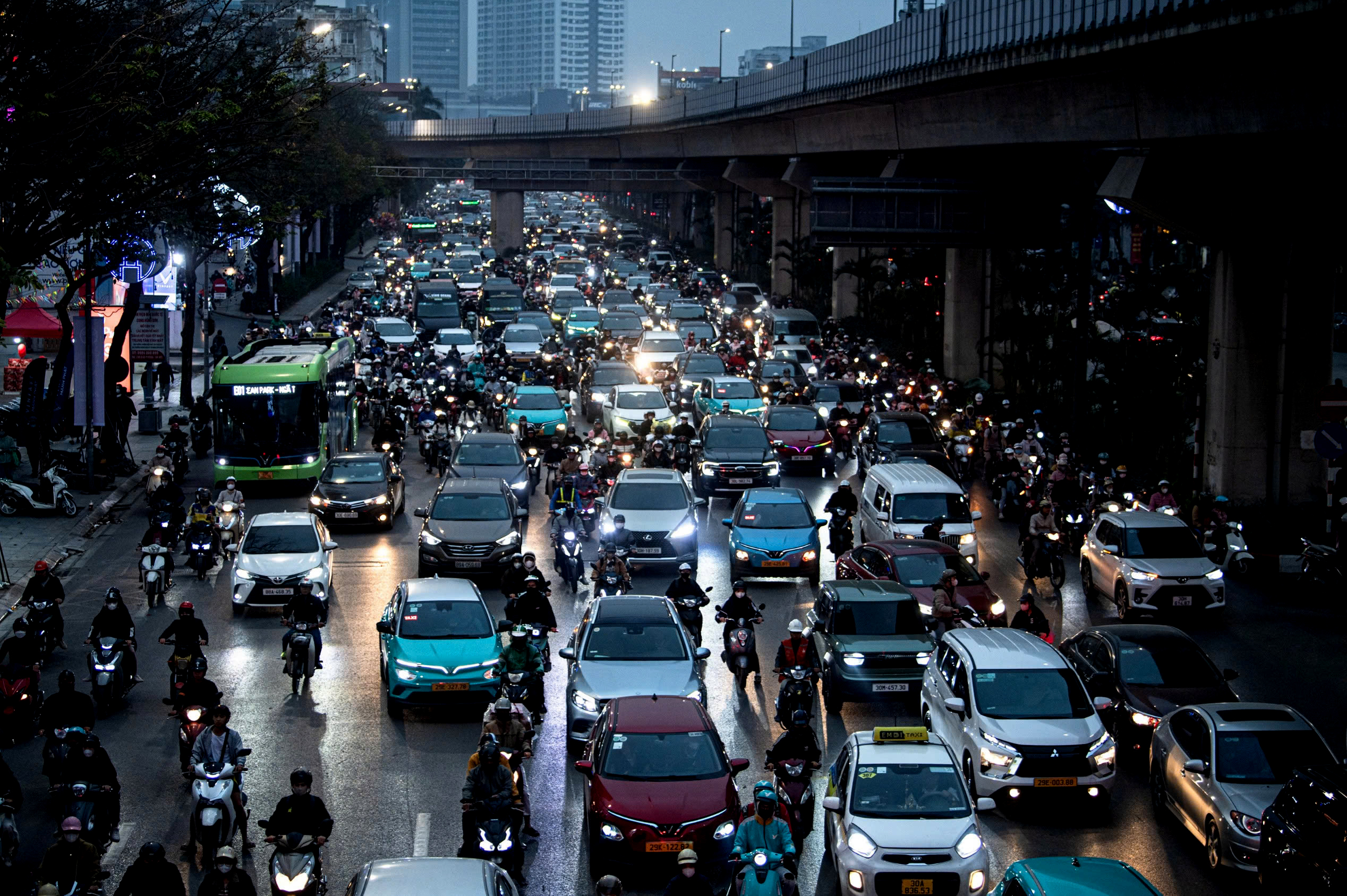 Đường phố Hà Nội ùn tắc kinh hoàng những ngày cận tết Nguyên đán- Ảnh 19.