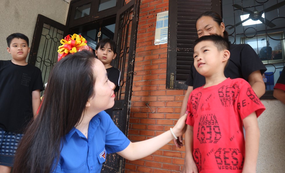 Người trẻ B&aacute;o Thanh Ni&ecirc;n mang qu&agrave; đến cho c&aacute;c trẻ em tại L&agrave;ng SOS- Ảnh 1.