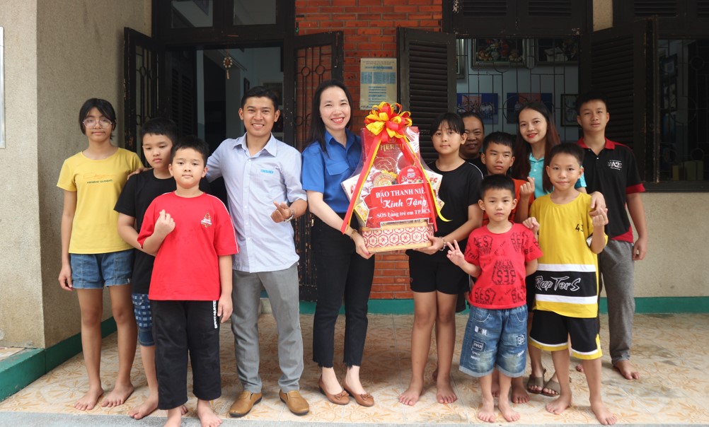 Người trẻ B&aacute;o Thanh Ni&ecirc;n mang qu&agrave; đến cho c&aacute;c trẻ em tại L&agrave;ng SOS- Ảnh 3.