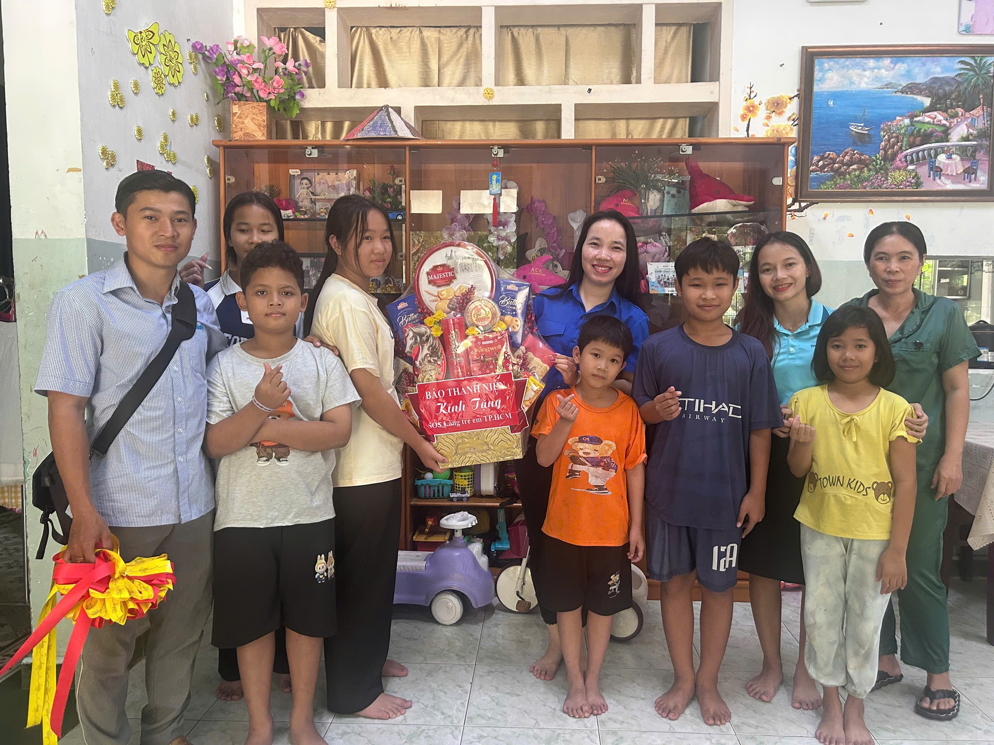 Người trẻ B&aacute;o Thanh Ni&ecirc;n mang qu&agrave; đến cho c&aacute;c trẻ em tại L&agrave;ng SOS- Ảnh 4.