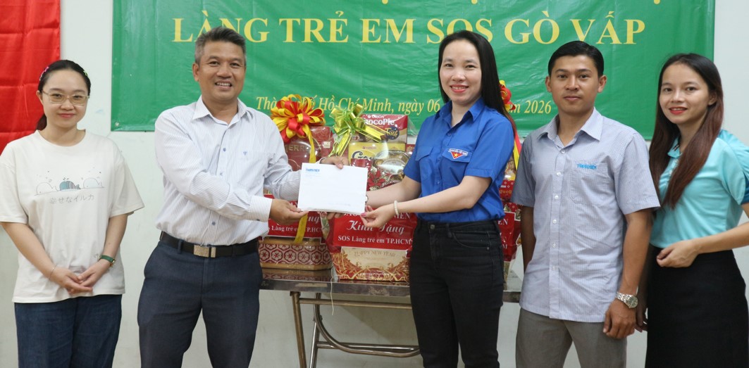 Người trẻ B&aacute;o Thanh Ni&ecirc;n mang qu&agrave; đến cho c&aacute;c trẻ em tại L&agrave;ng SOS- Ảnh 5.