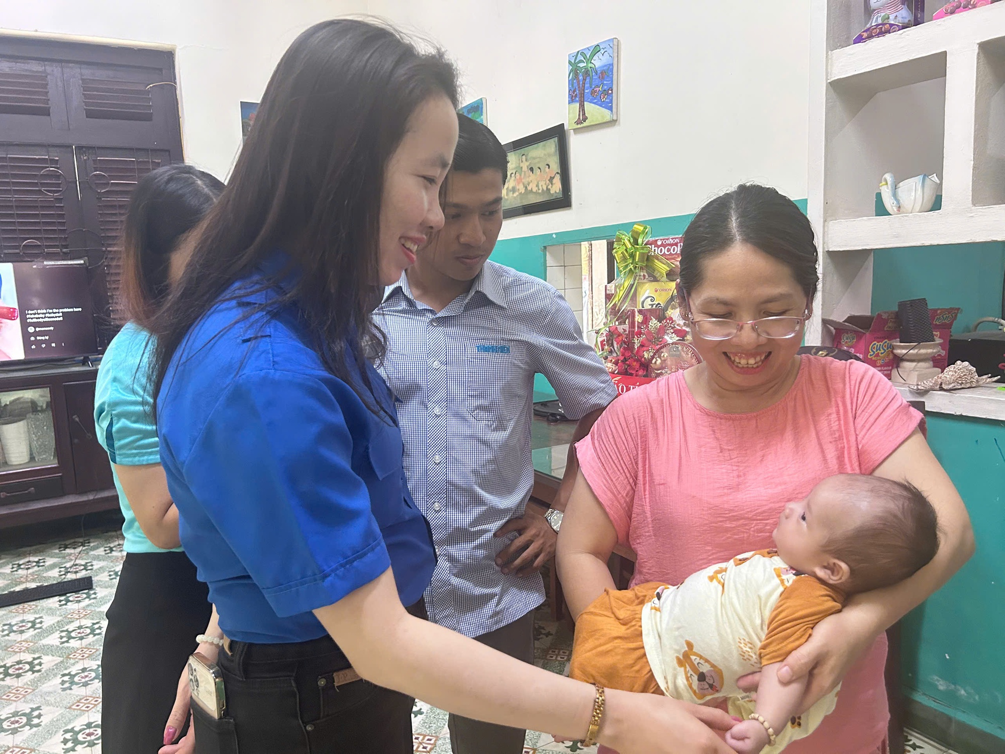 Người trẻ B&aacute;o Thanh Ni&ecirc;n mang qu&agrave; đến cho c&aacute;c trẻ em tại L&agrave;ng SOS- Ảnh 2.